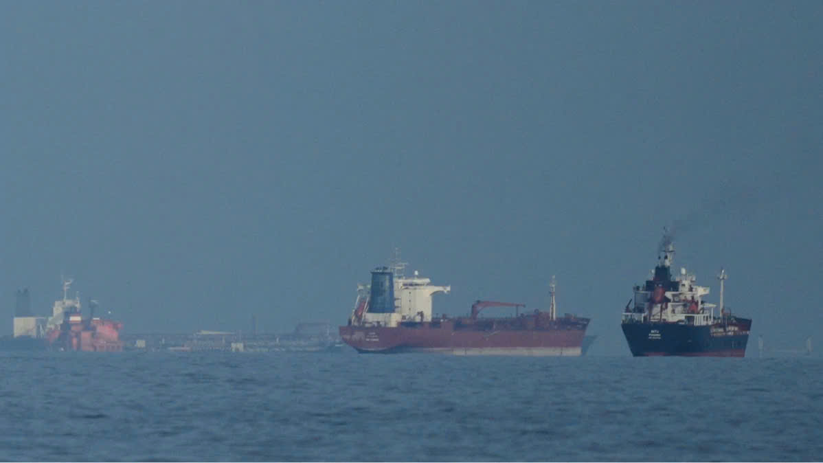 Hải quân Iran nổ súng vào tàu dầu tại eo biển Hormuz - Ảnh 1.