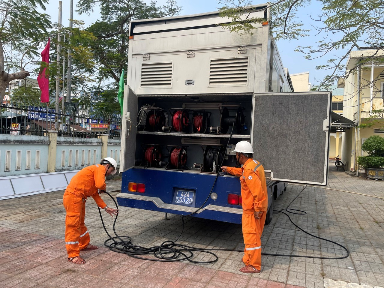 Đảm bảo nguồn điện cho chương trình “Đưa trường học đến thí sinh” với hơn 1.700 học sinh tham dự - Ảnh 1.
