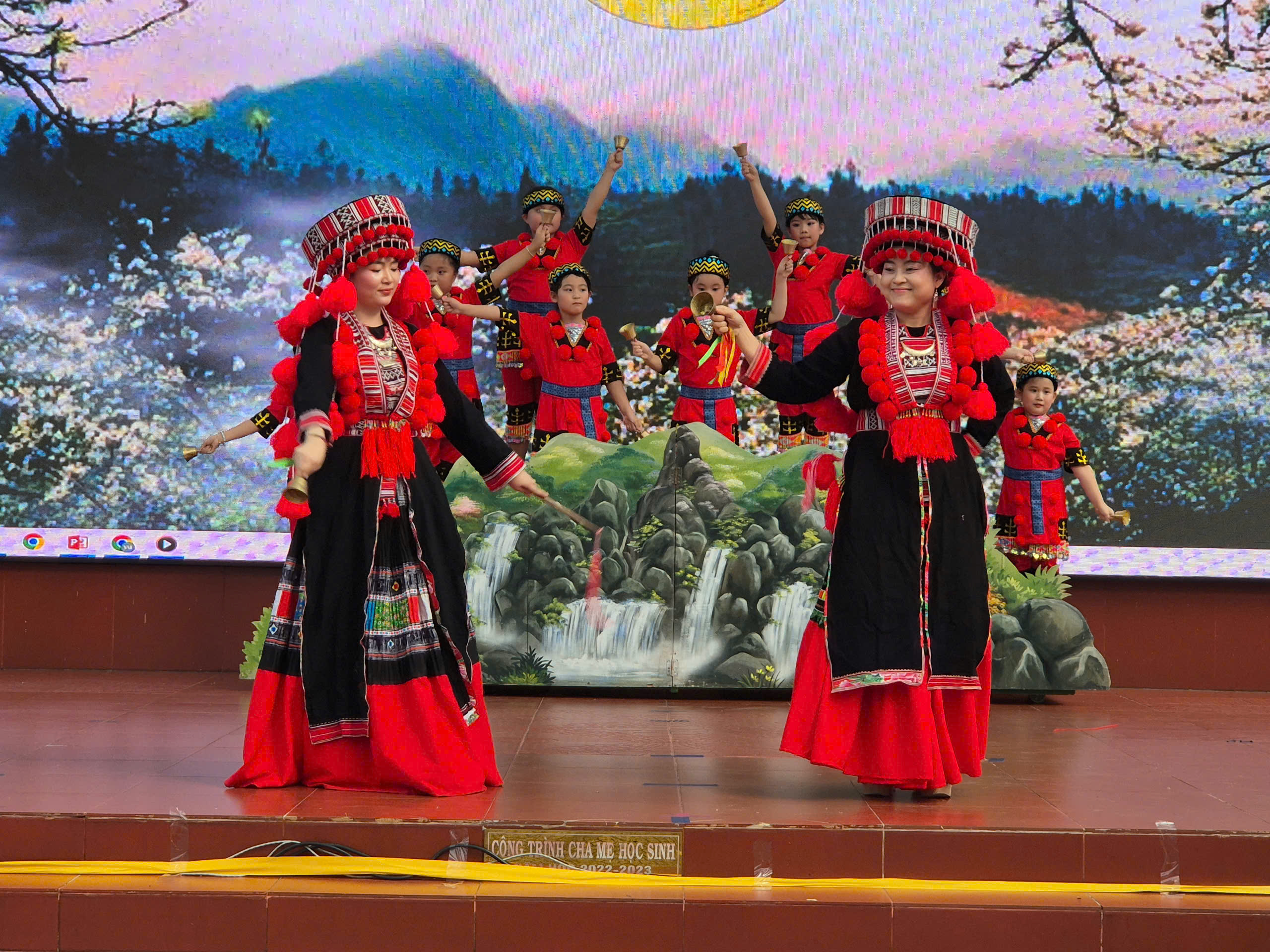Sôi nổi Hội thi "Biểu diễn thời trang đồng bào các dân tộc Việt Nam" ở phường Phú Thạnh - Ảnh 4.
