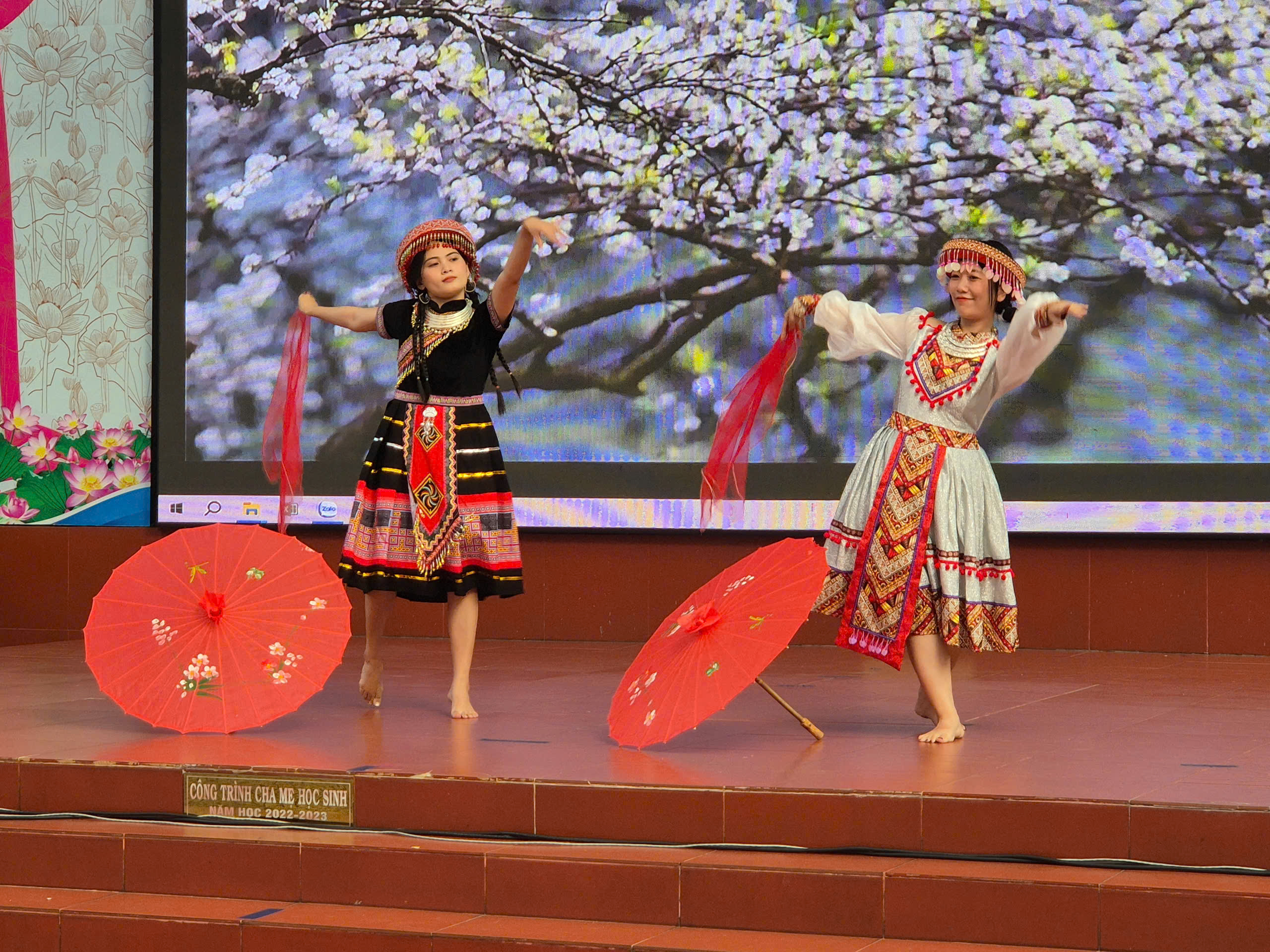 Sôi nổi Hội thi "Biểu diễn thời trang đồng bào các dân tộc Việt Nam" ở phường Phú Thạnh - Ảnh 2.
