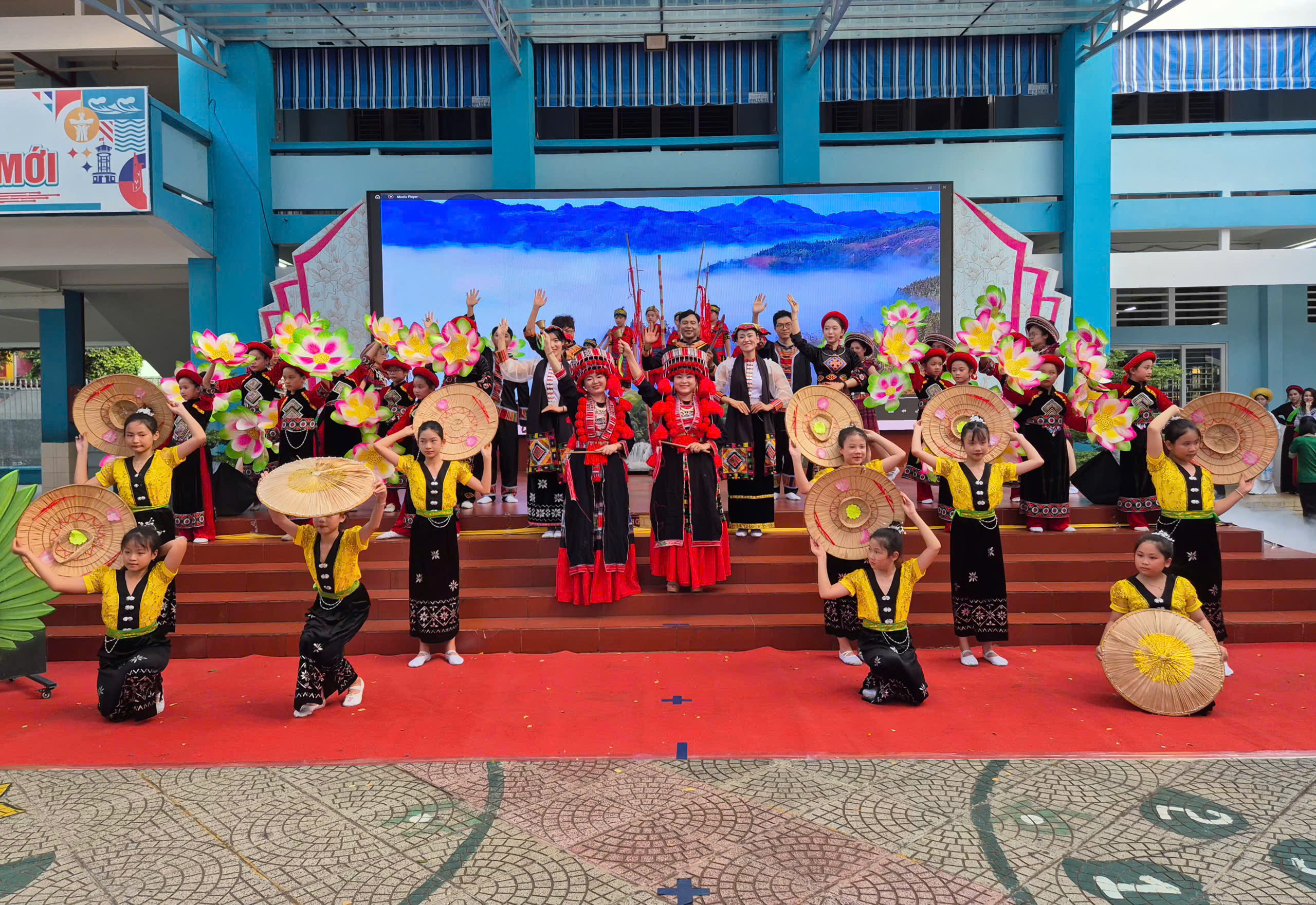 Sôi nổi Hội thi "Biểu diễn thời trang đồng bào các dân tộc Việt Nam" ở phường Phú Thạnh - Ảnh 1.