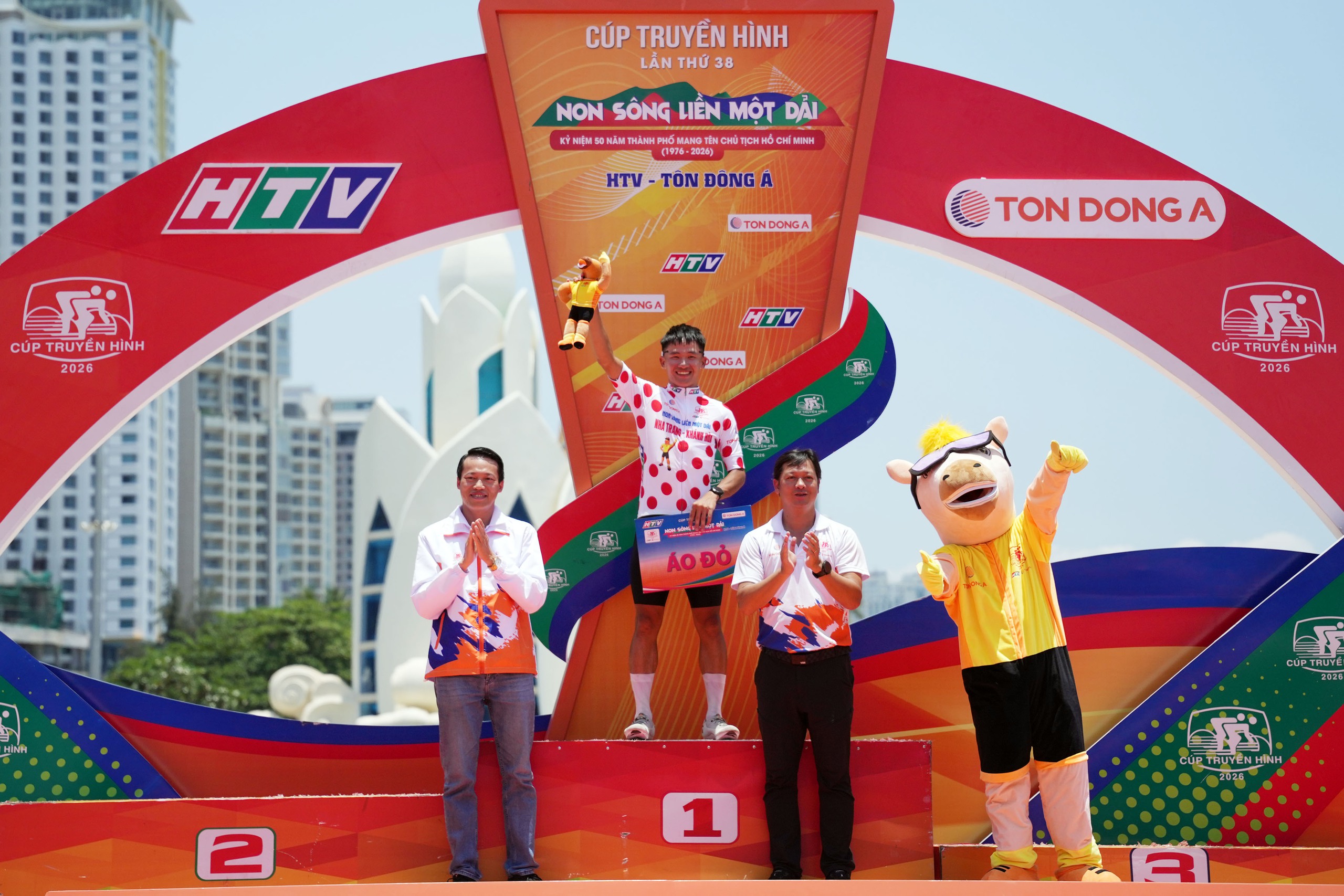 C&uacute;p xe đạp truyền h&igrave;nh TPHCM &ndash; HTV T&ocirc;n Đ&ocirc;ng &Aacute; 2026: Phạm L&ecirc; Xu&acirc;n Lộc lập c&uacute; đ&uacute;p &Aacute;o cam, &Aacute;o chấm đỏ - Ảnh 9.