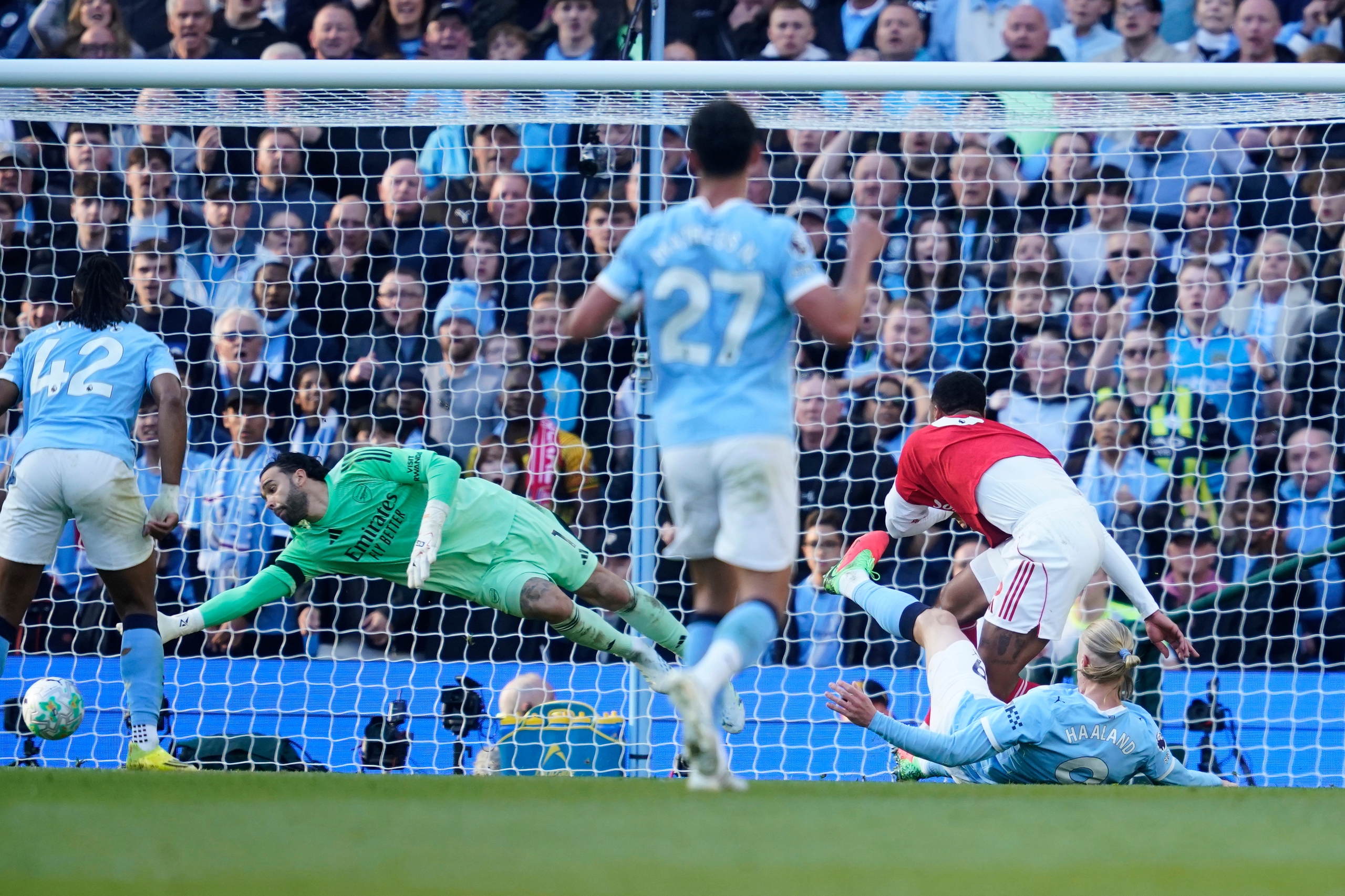 Manchester City phả hơi nóng vào gáy Arsenal sau chiến thắng nghẹt thở - Ảnh 1.
