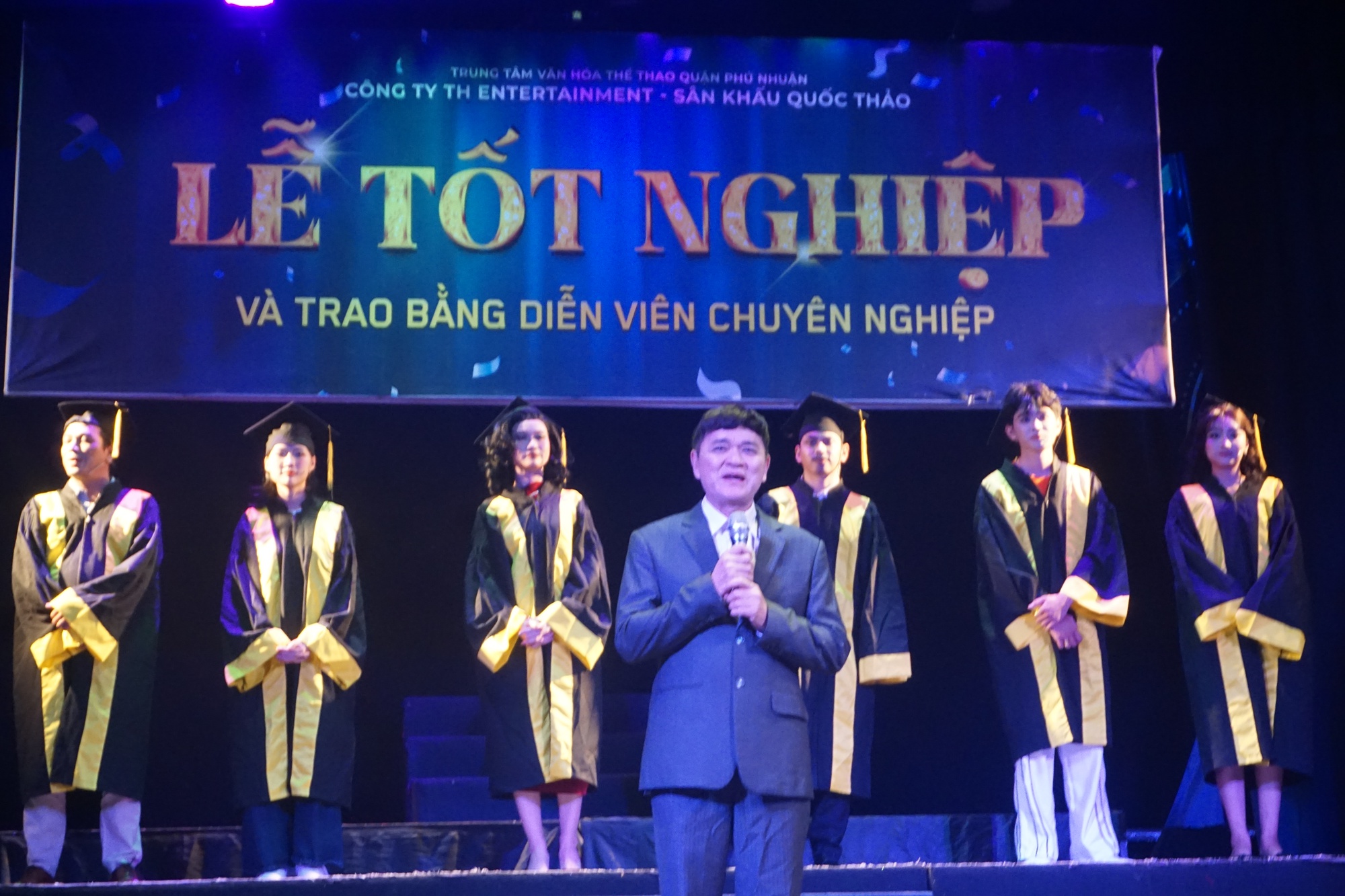 6 diễn vi&ecirc;n trẻ h&oacute;a th&acirc;n mạnh mẽ v&agrave;o c&acirc;u chuyện "Song diện" của đạo diễn Quốc Thảo - Ảnh 1.