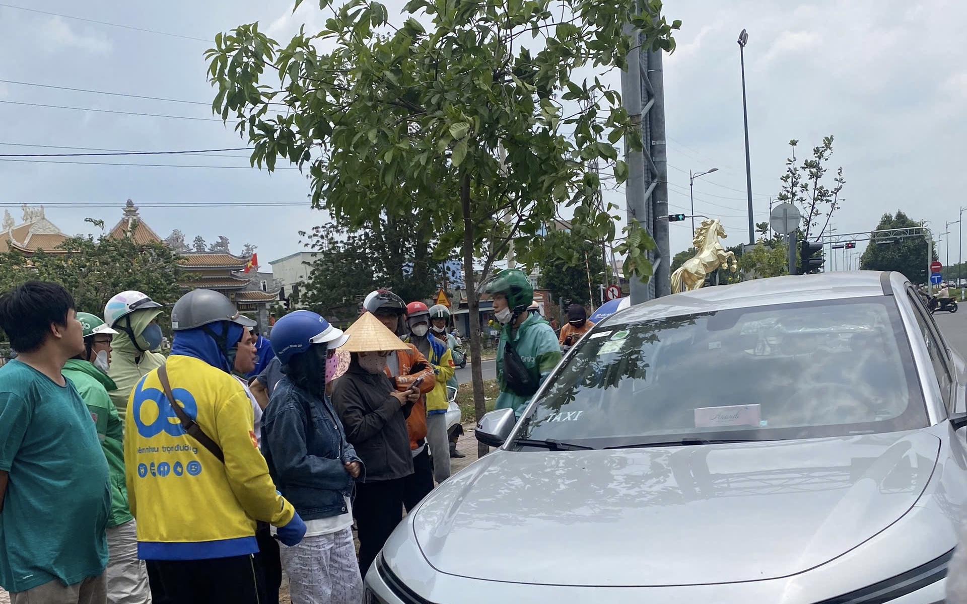 TPHCM: Phát hiện nam tài xế tử vong trong ô tô trên đường Phạm Văn Đồng