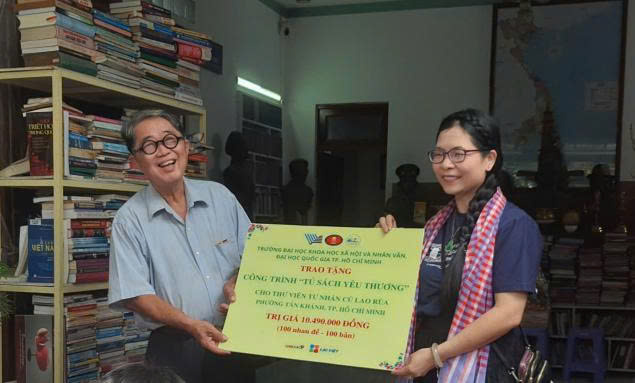 Chương tr&igrave;nh &ldquo;Tủ s&aacute;ch y&ecirc;u thương&rdquo; nối nhịp tri thức nơi C&ugrave; lao R&ugrave;a - Ảnh 1.