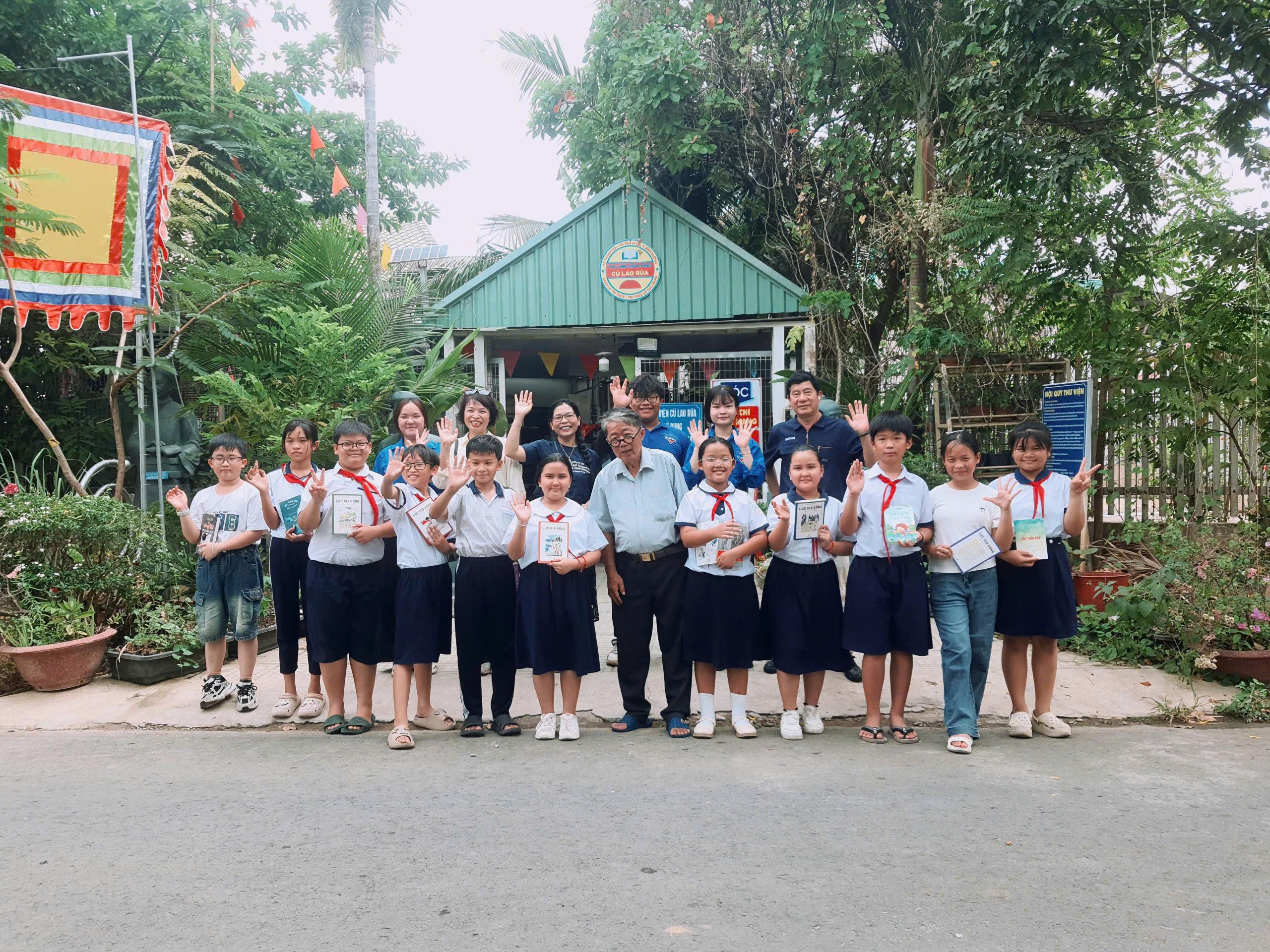 Chương tr&igrave;nh &ldquo;Tủ s&aacute;ch y&ecirc;u thương&rdquo; nối nhịp tri thức nơi C&ugrave; lao R&ugrave;a - Ảnh 2.