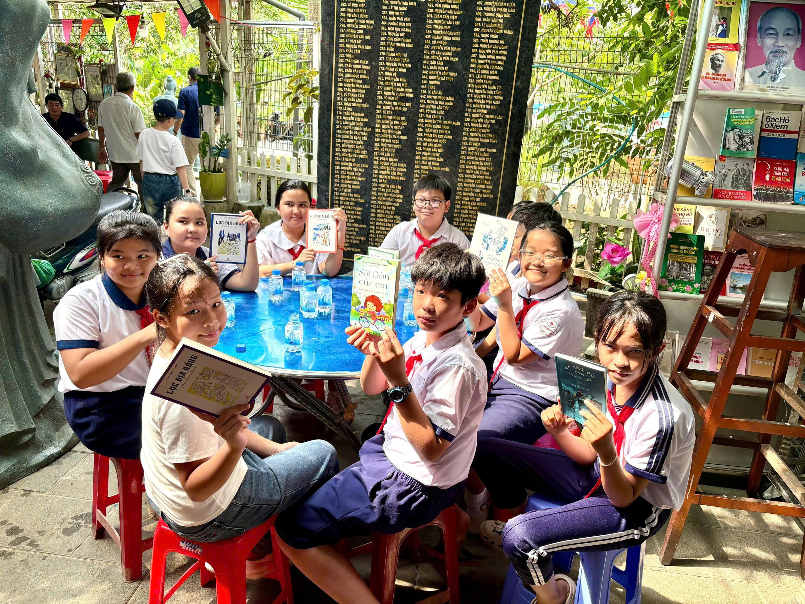 Chương tr&igrave;nh &ldquo;Tủ s&aacute;ch y&ecirc;u thương&rdquo; nối nhịp tri thức nơi C&ugrave; lao R&ugrave;a - Ảnh 3.