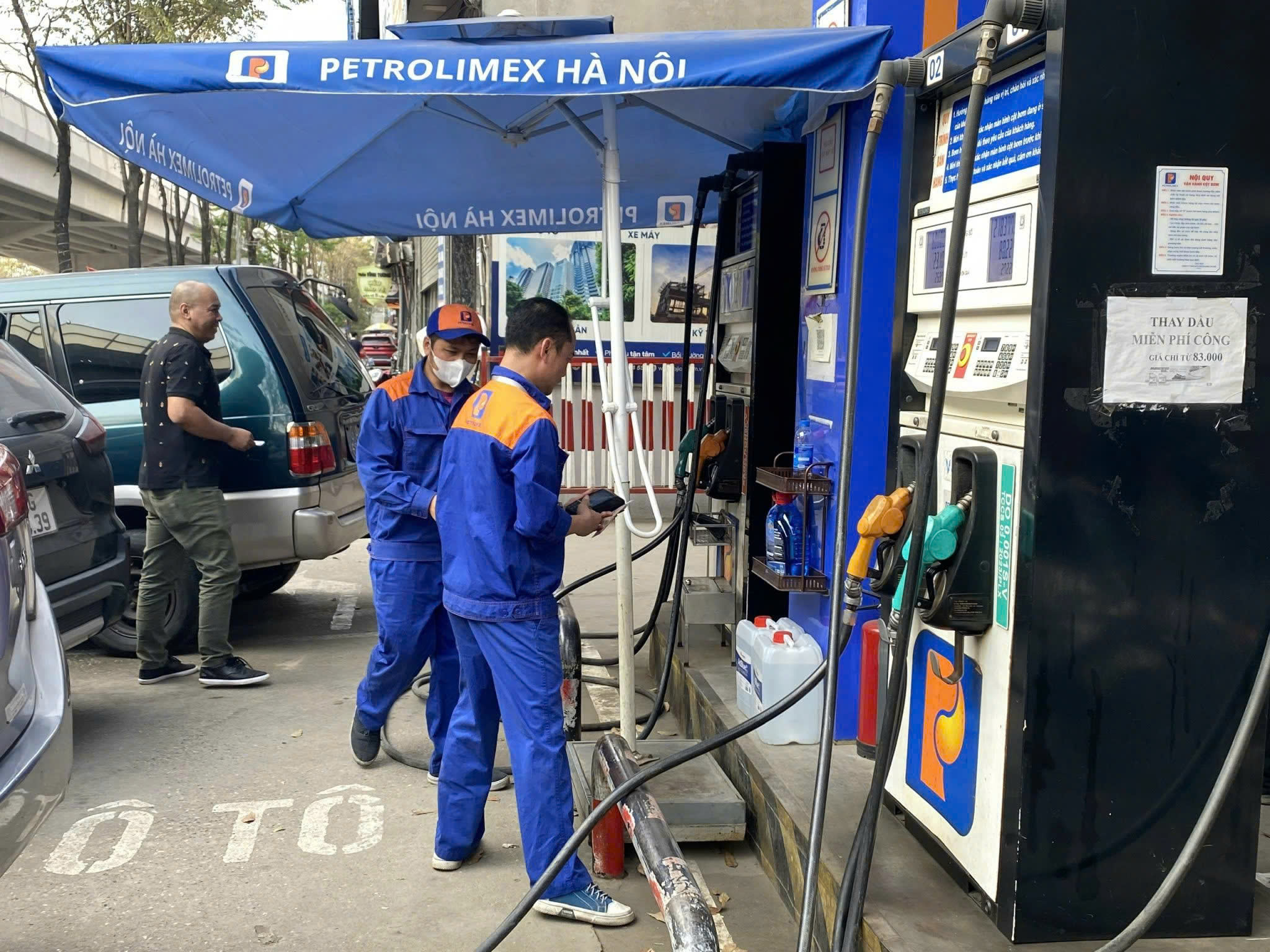 Băn khoăn khi giao doanh nghiệp định giá xăng dầu - Ảnh 1.
