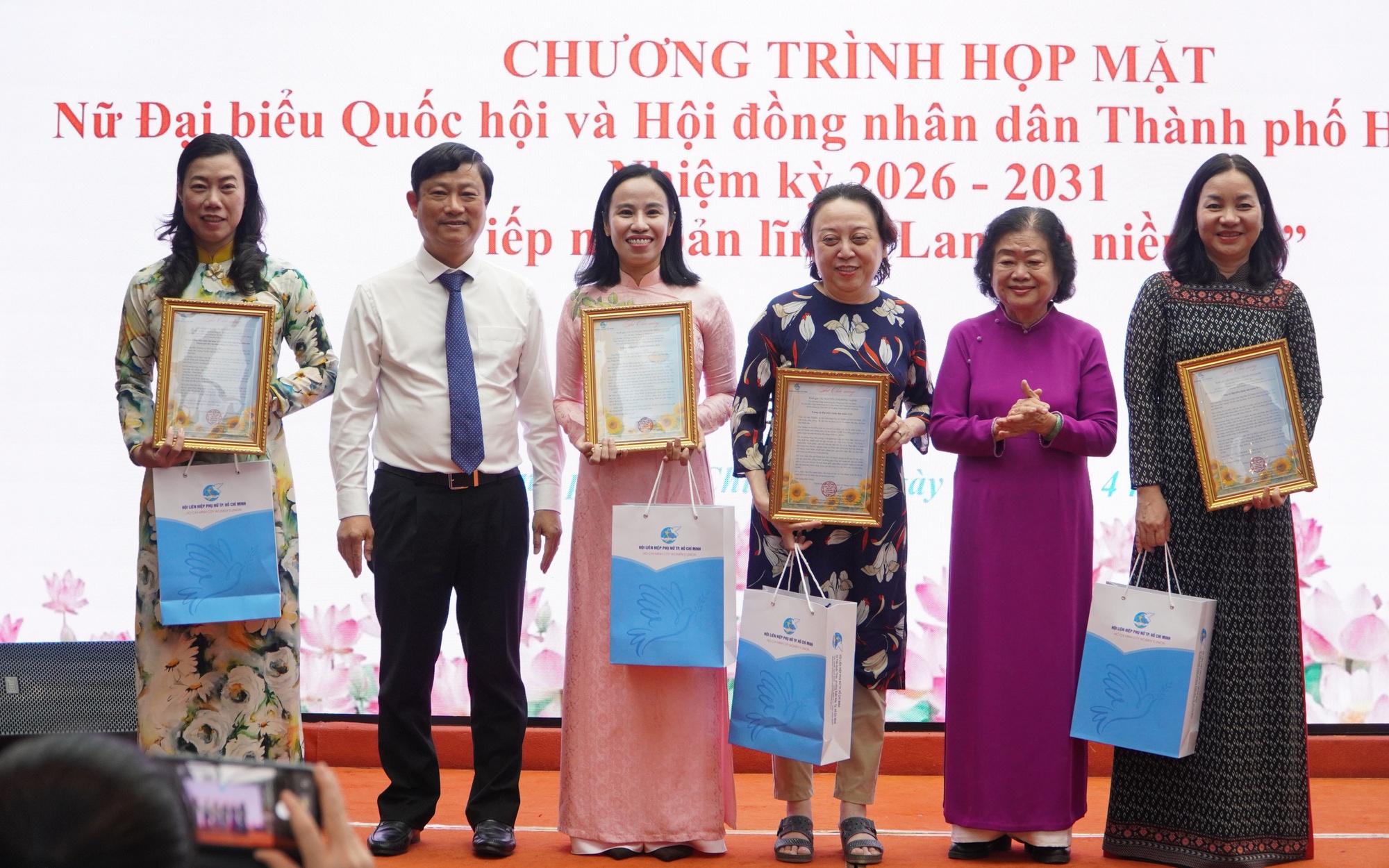 Nữ đại biểu khi đi tiếp xúc cử tri đừng ăn mặc lòe loẹt; phát biểu vừa phải, dễ nghe