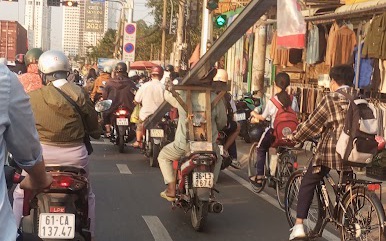 "Làm xiếc" trên đường