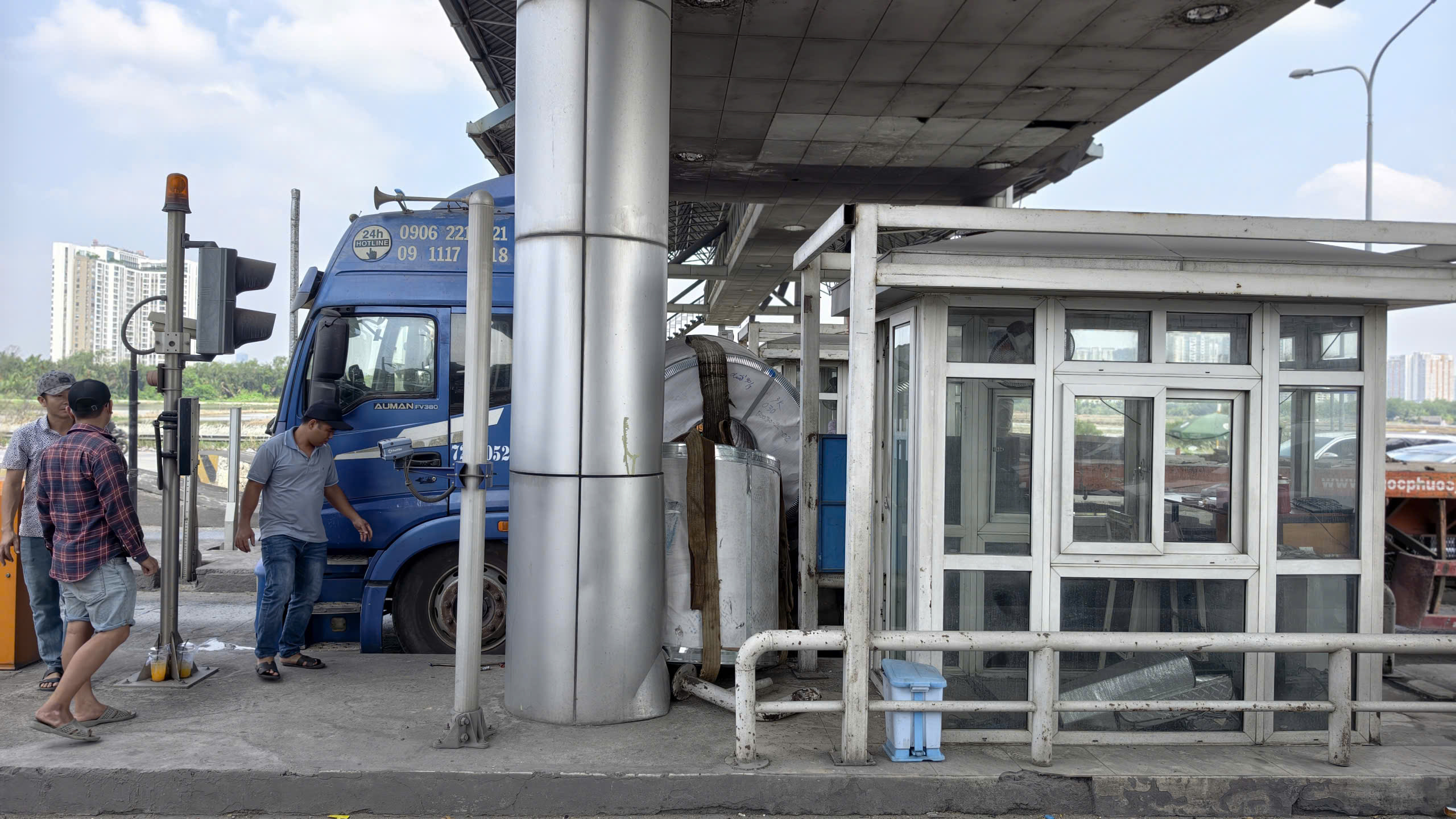 Cuộn thép lớn rơi đè cabin trạm thu phí ở TPHCM - Ảnh 1.