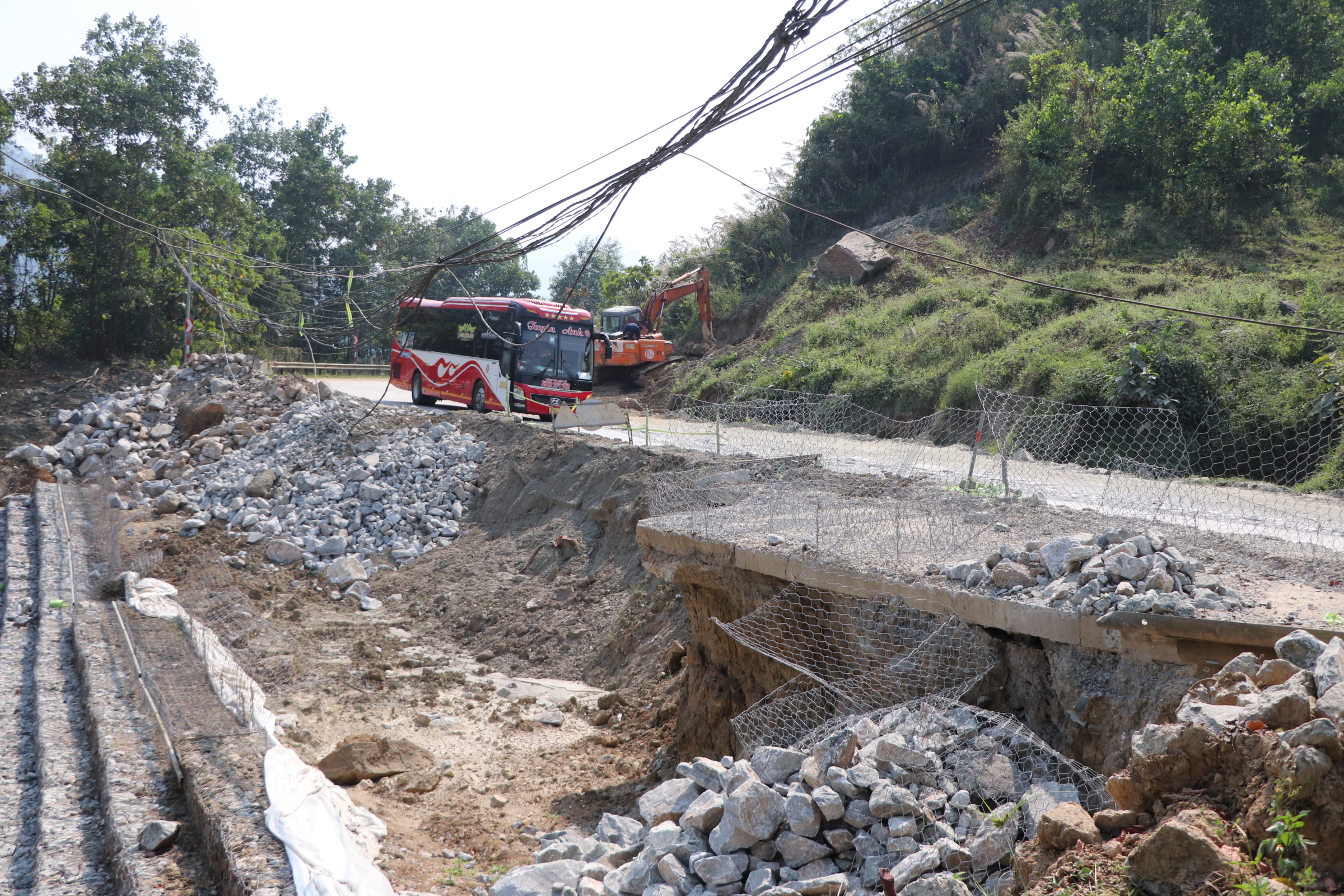 Đường Hồ Chí Minh ở Đà Nẵng xuống cấp nghiêm trọng , nguy cơ tai nạn cao - Ảnh 9.