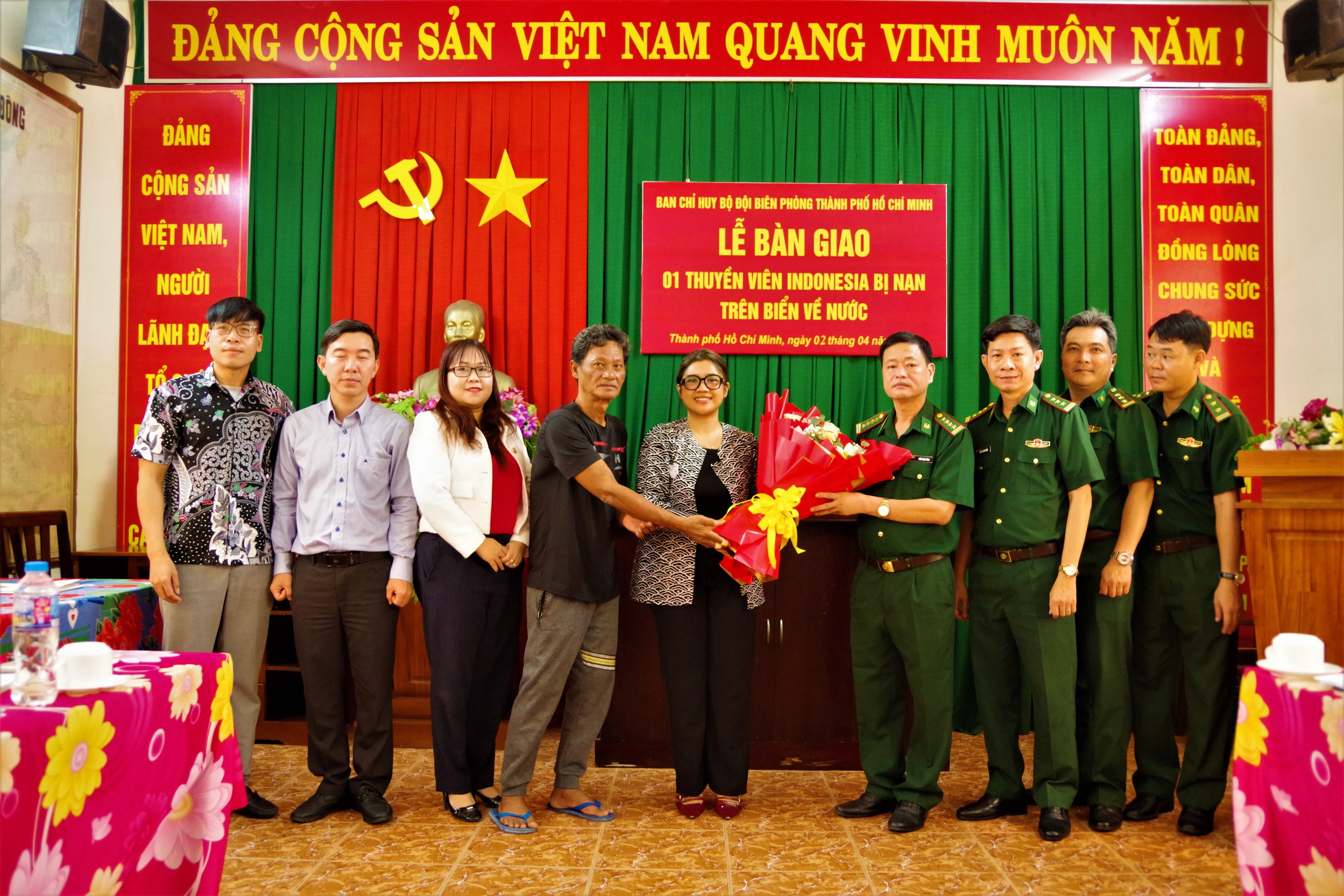Bàn giao thuyền viên Indonesia gặp nạn trên biển - Ảnh 1.