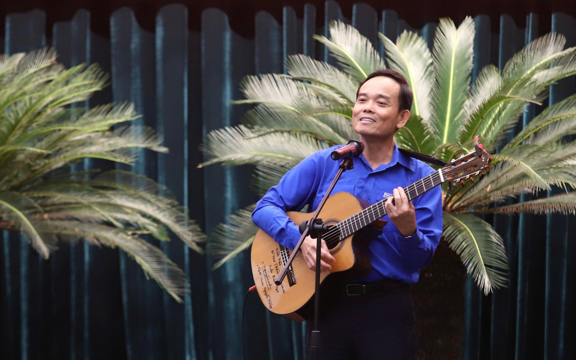 Thông tin nổi bật ở TPHCM ngày 2-4: Bí thư Thành ủy ôm đàn, hát tặng thanh niên; lập 4 đoàn khảo sát