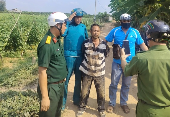 Đối tượng t&acirc;m thần đ&acirc;m chết người ở Đồng Th&aacute;p g&acirc;y chấn động dư luận - Ảnh 1.