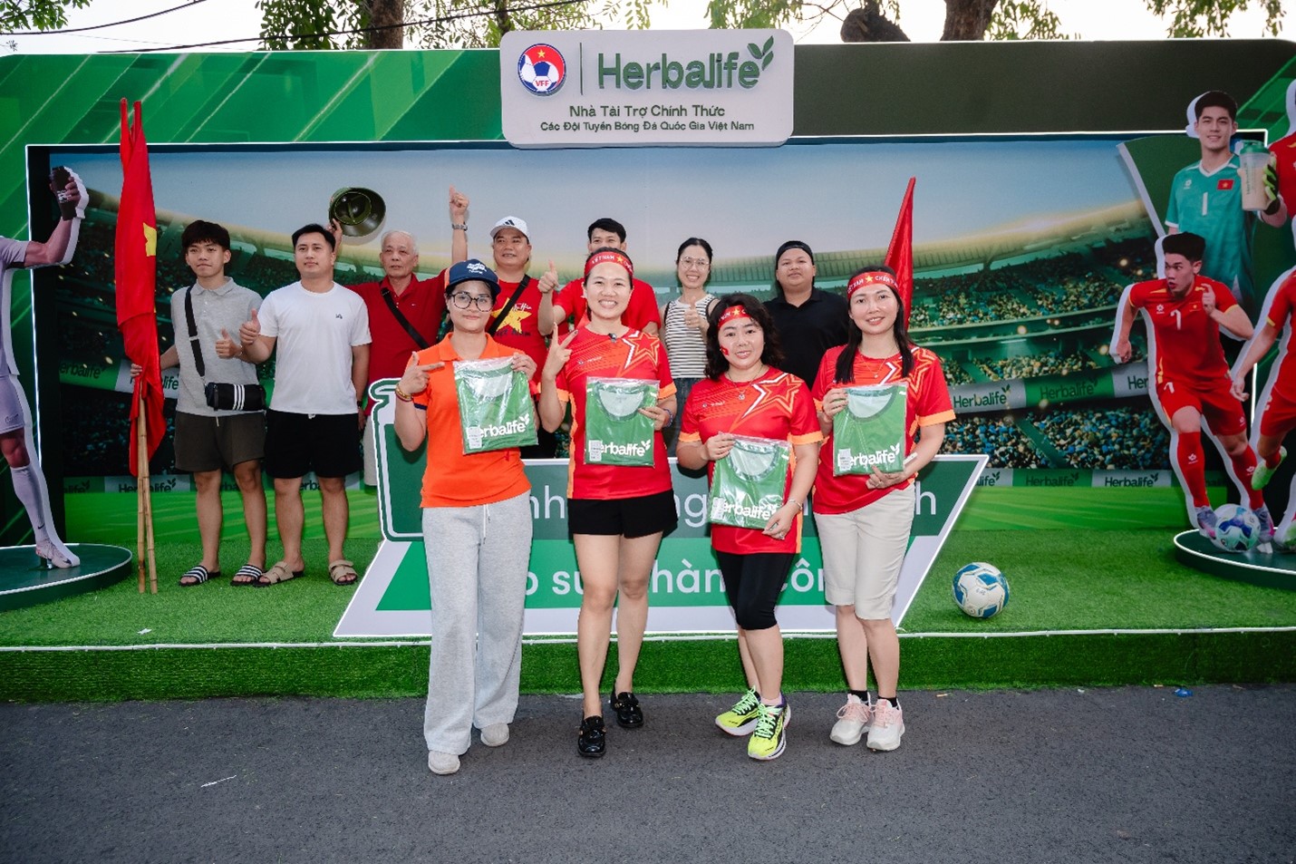 Herbalife v&agrave; cộng đồng: Kh&ocirc;ng chỉ cổ vũ, m&agrave; đồng h&agrave;nh c&ugrave;ng từng bước chạy của Đội tuyển Việt Nam - Ảnh 2.