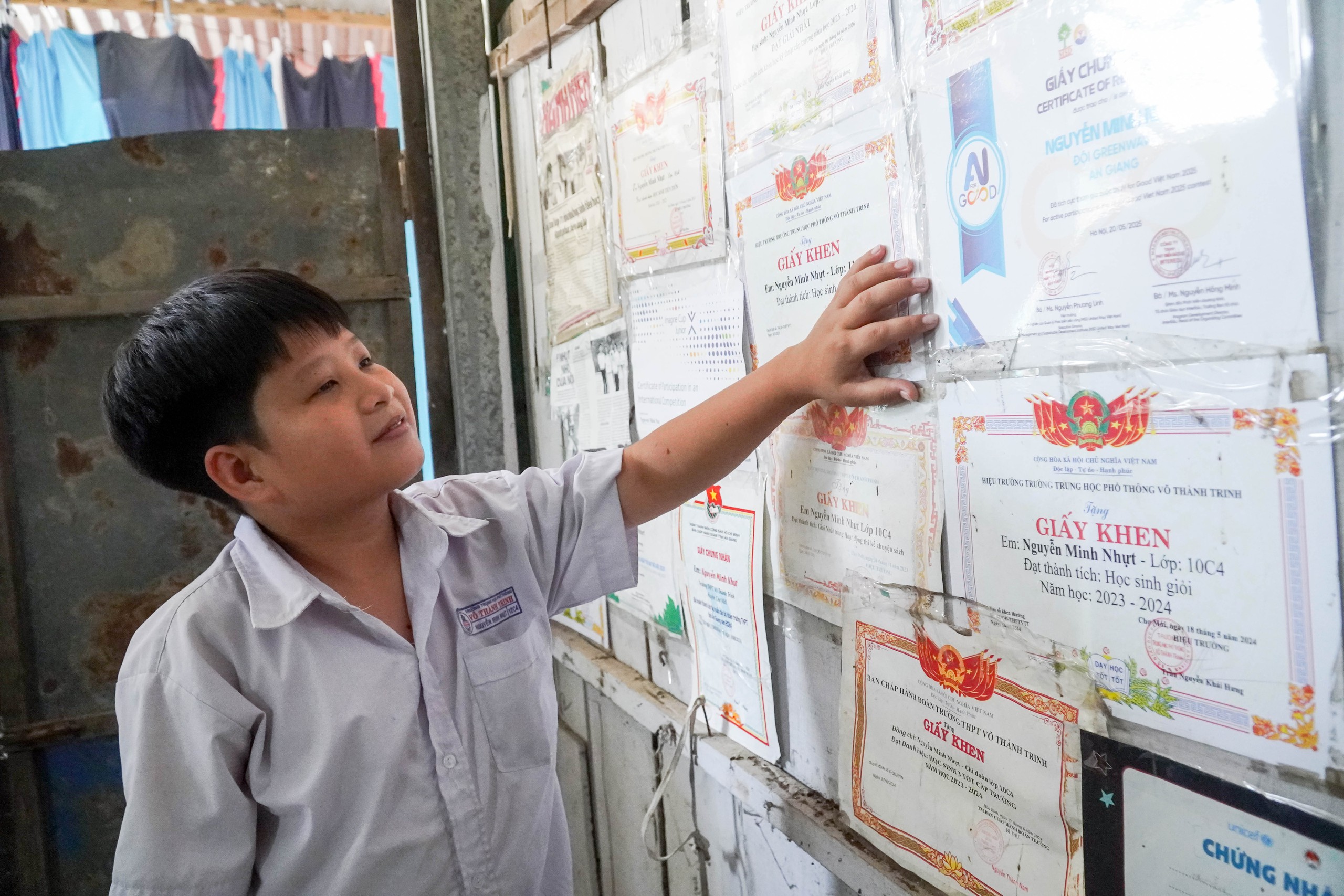 Chàng trai tí hon và lời hứa với bà nội: "Con sẽ học đại học, con làm được!" - Ảnh 11.