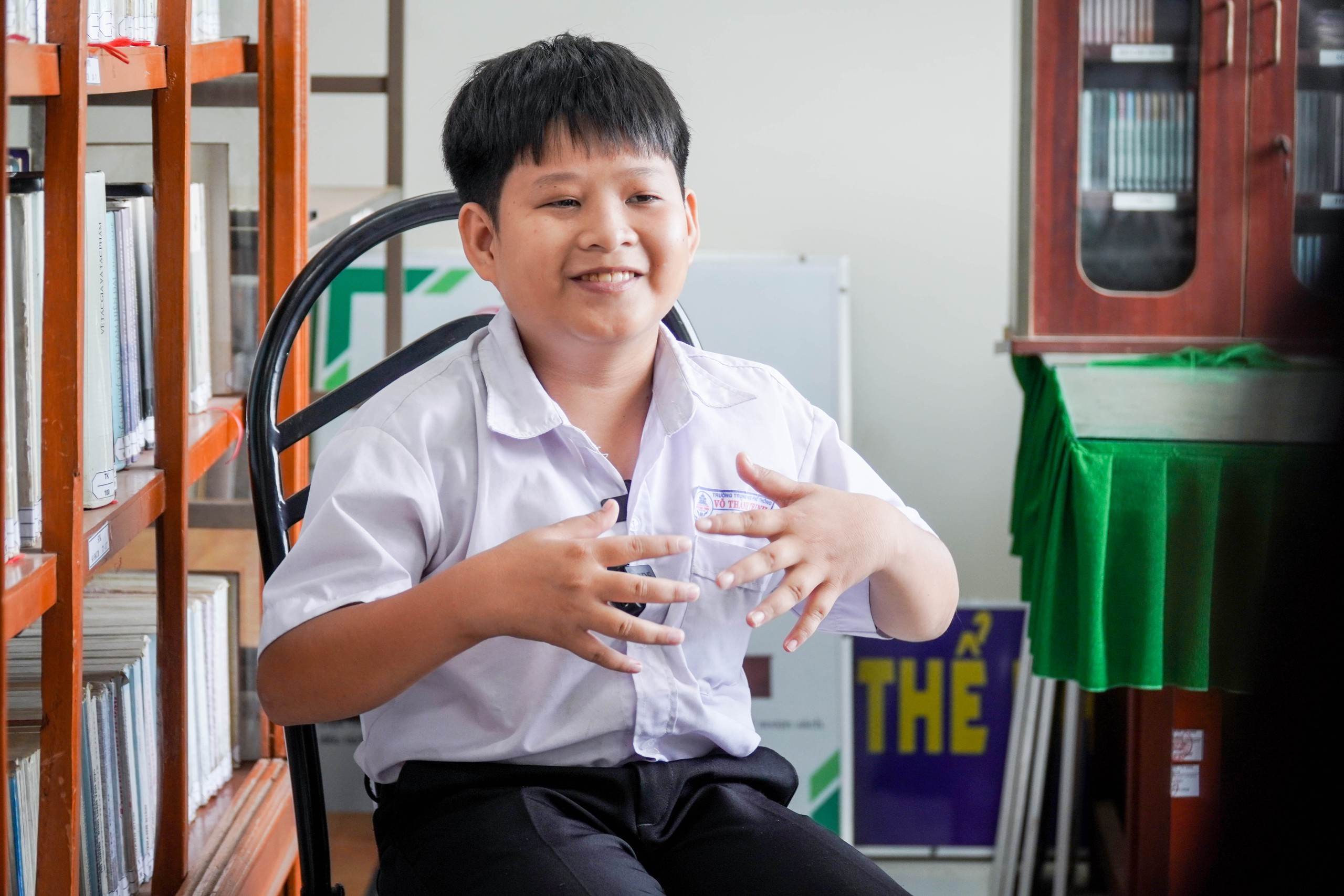 Chàng trai tí hon và lời hứa với bà nội: "Con sẽ học đại học, con làm được!" - Ảnh 1.