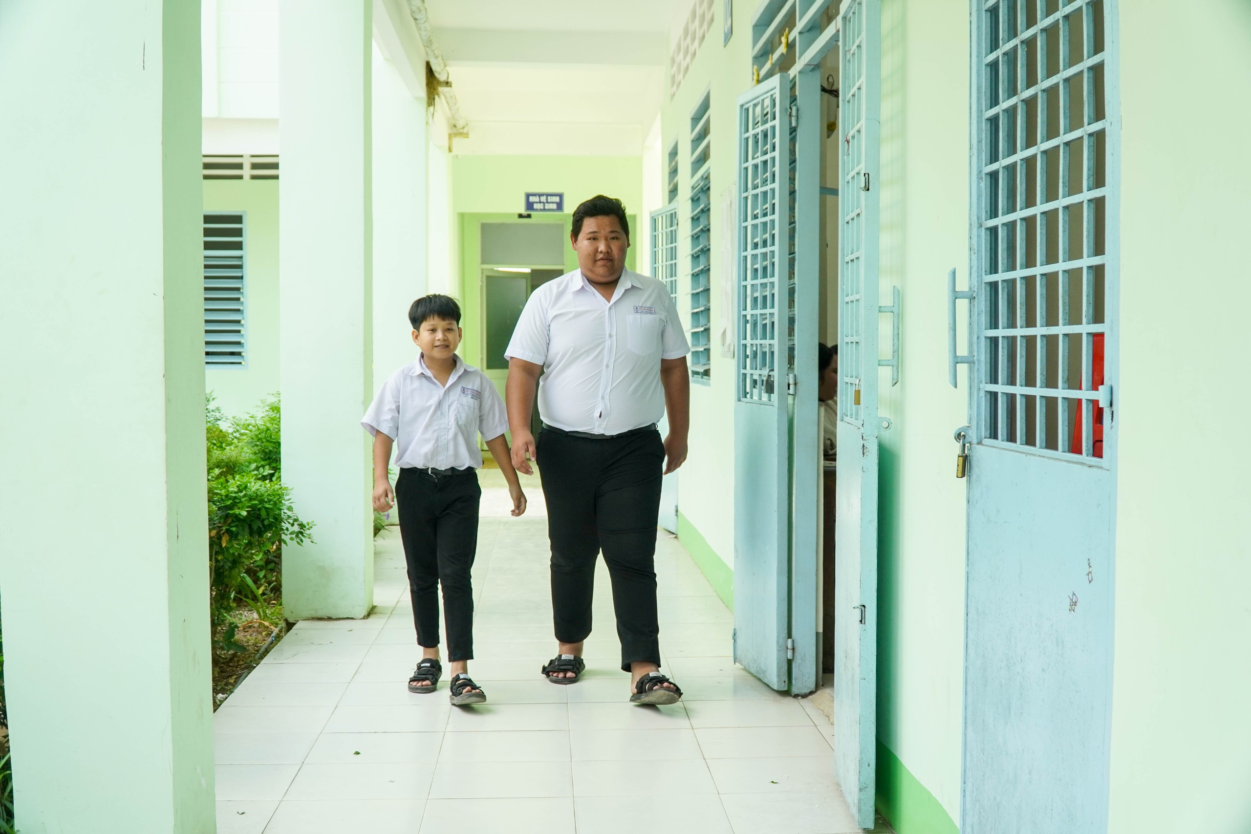 Chàng trai tí hon và lời hứa với bà nội: "Con sẽ học đại học, con làm được!" - Ảnh 5.