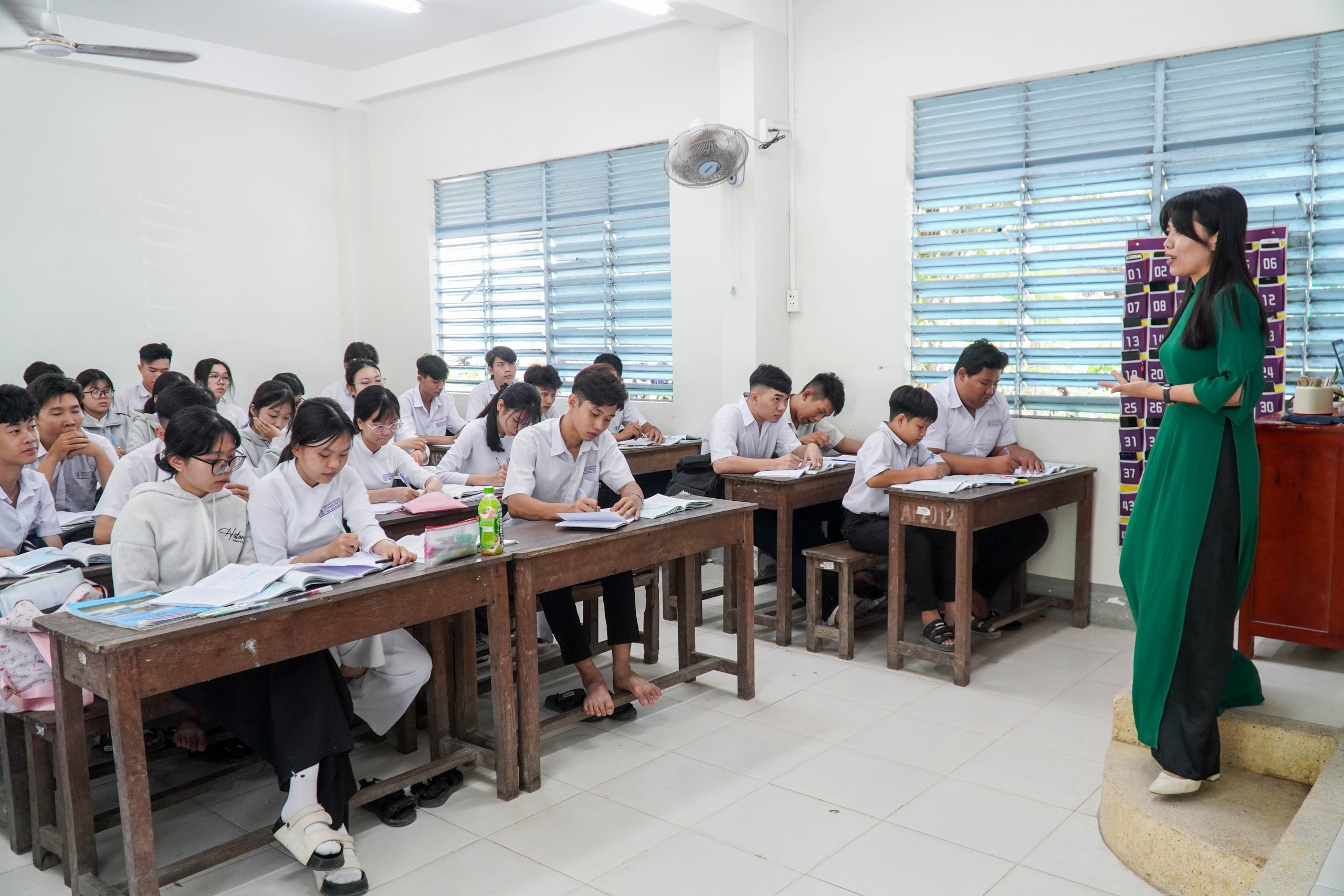 Chàng trai tí hon và lời hứa với bà nội: "Con sẽ học đại học, con làm được!" - Ảnh 2.