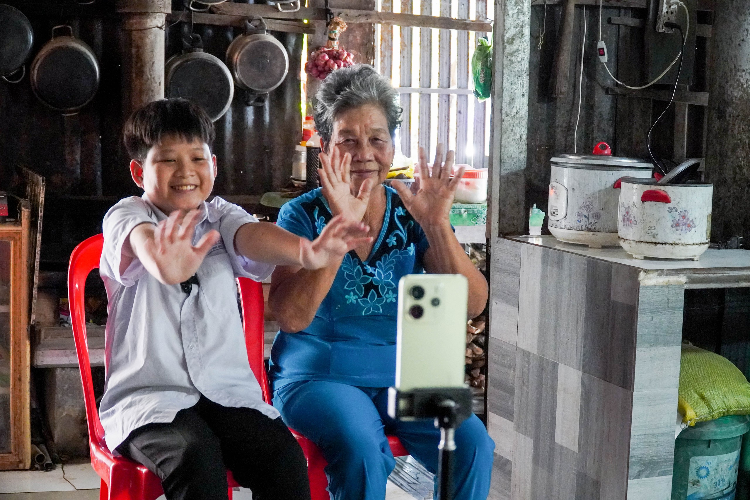 Chàng trai tí hon và lời hứa với bà nội: "Con sẽ học đại học, con làm được!" - Ảnh 8.
