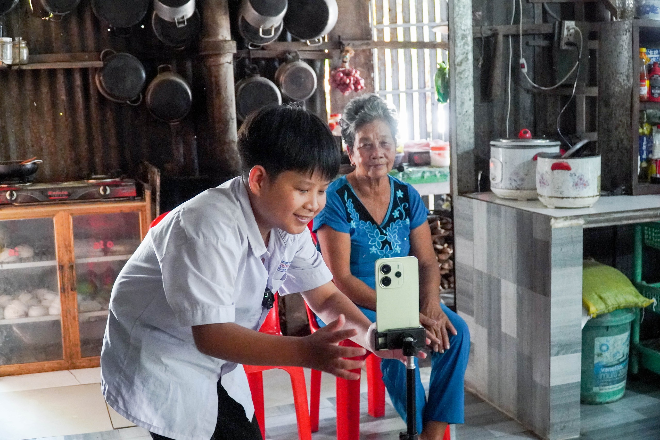 Chàng trai tí hon và lời hứa với bà nội: "Con sẽ học đại học, con làm được!" - Ảnh 9.
