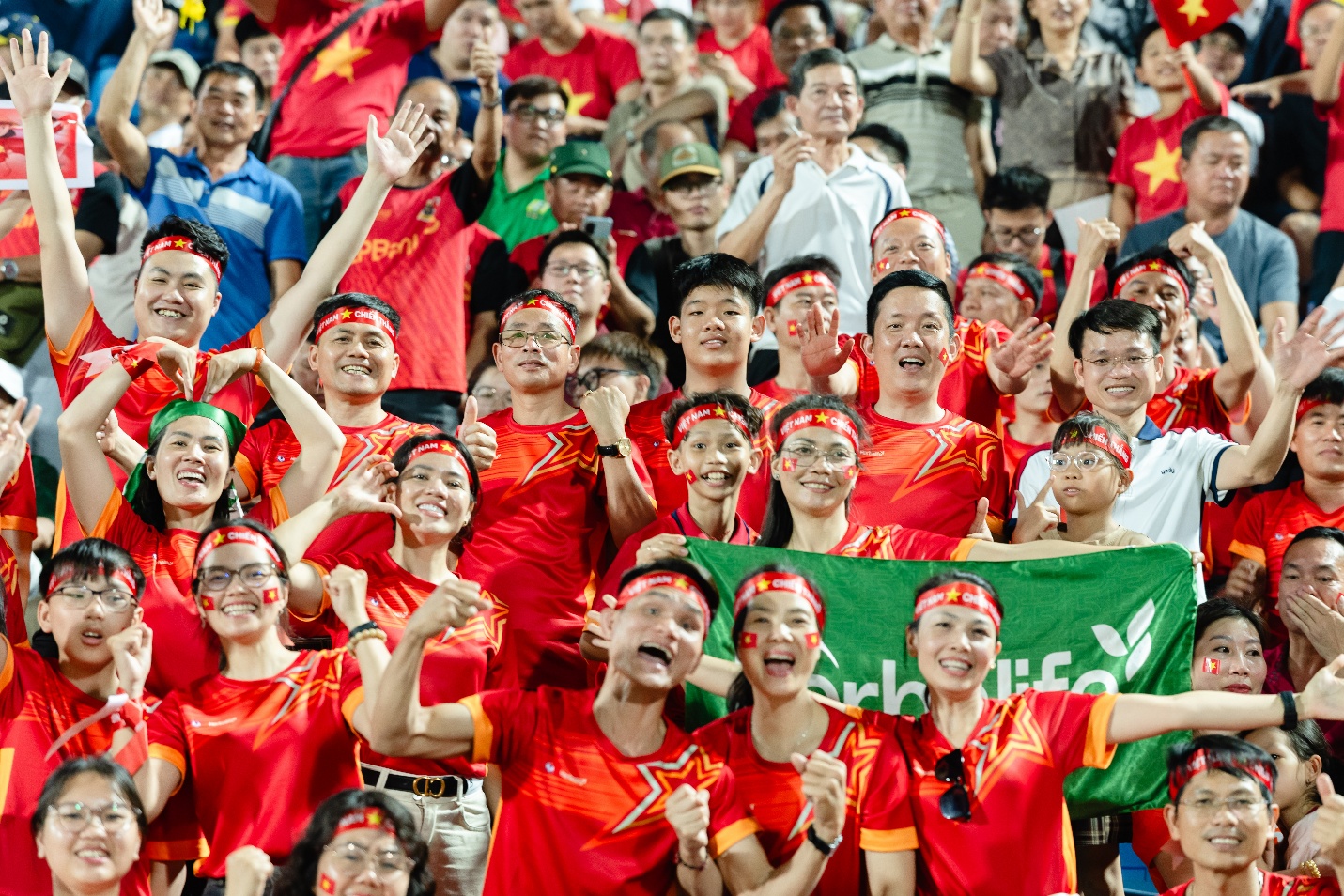 Herbalife v&agrave; cộng đồng: Kh&ocirc;ng chỉ cổ vũ, m&agrave; đồng h&agrave;nh c&ugrave;ng từng bước chạy của Đội tuyển Việt Nam - Ảnh 1.