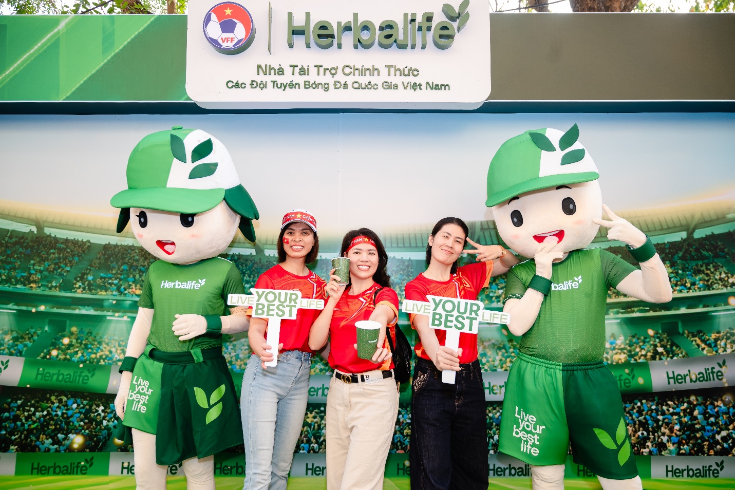 Herbalife v&agrave; cộng đồng: Kh&ocirc;ng chỉ cổ vũ, m&agrave; đồng h&agrave;nh c&ugrave;ng từng bước chạy của Đội tuyển Việt Nam - Ảnh 3.