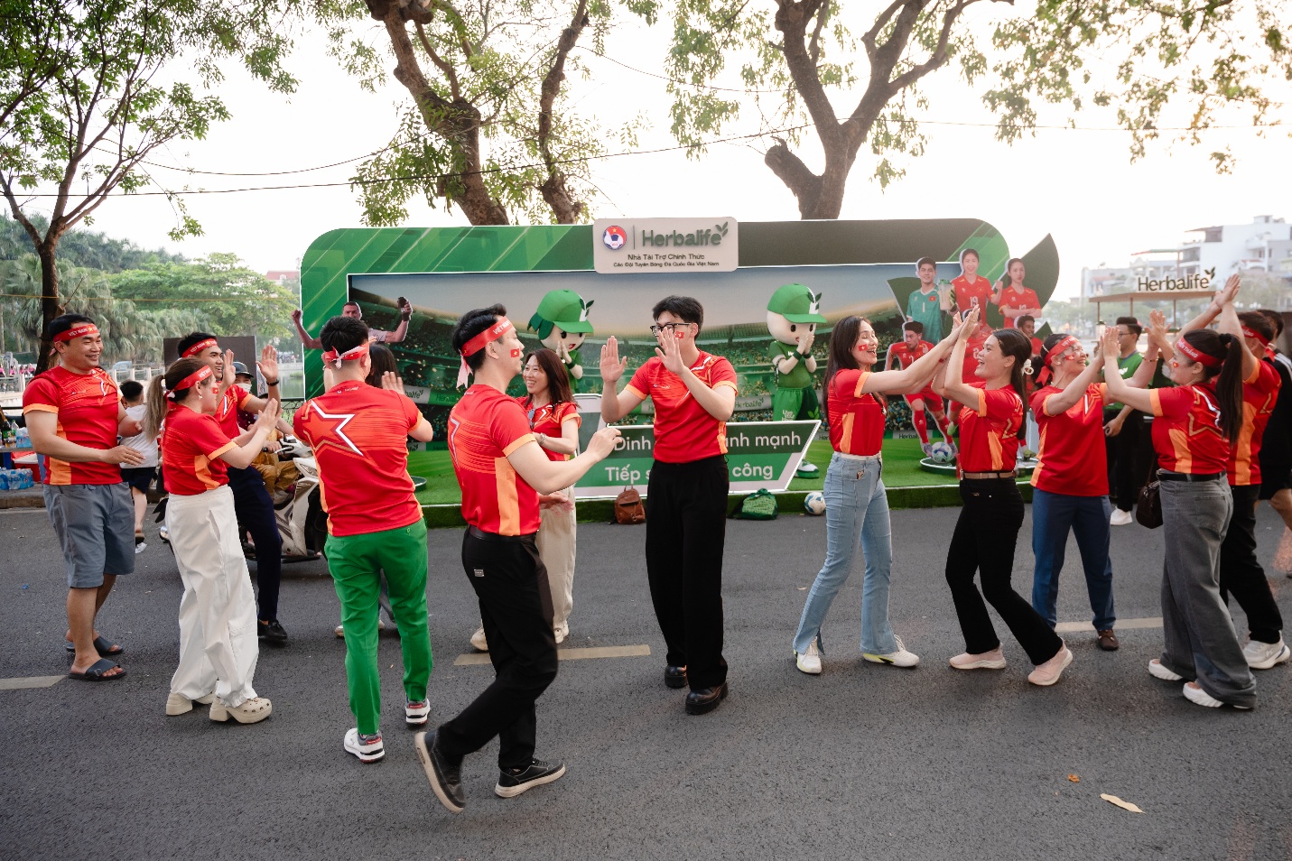 Herbalife v&agrave; cộng đồng: Kh&ocirc;ng chỉ cổ vũ, m&agrave; đồng h&agrave;nh c&ugrave;ng từng bước chạy của Đội tuyển Việt Nam - Ảnh 4.