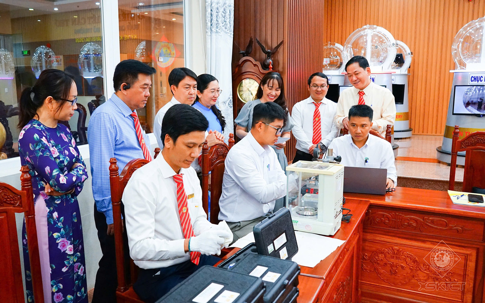 Xổ số Cần Thơ kiểm tra các quả banh quay số để khẳng định tính minh bạch