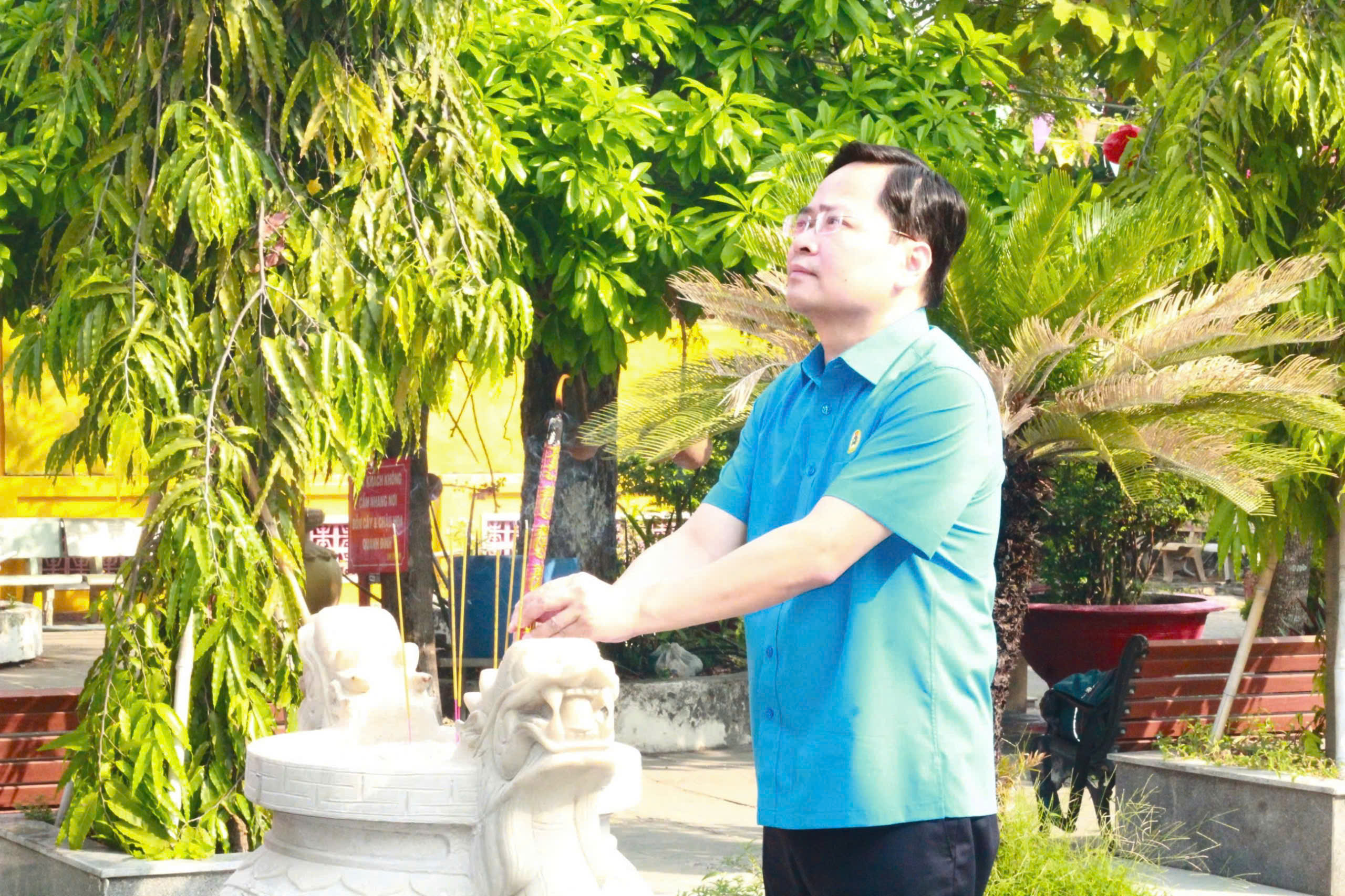 L&atilde;nh đạo Tổng LĐLĐ Việt Nam d&acirc;ng hương tưởng nhớ Chủ tịch T&ocirc;n Đức Thắng - Ảnh 2.