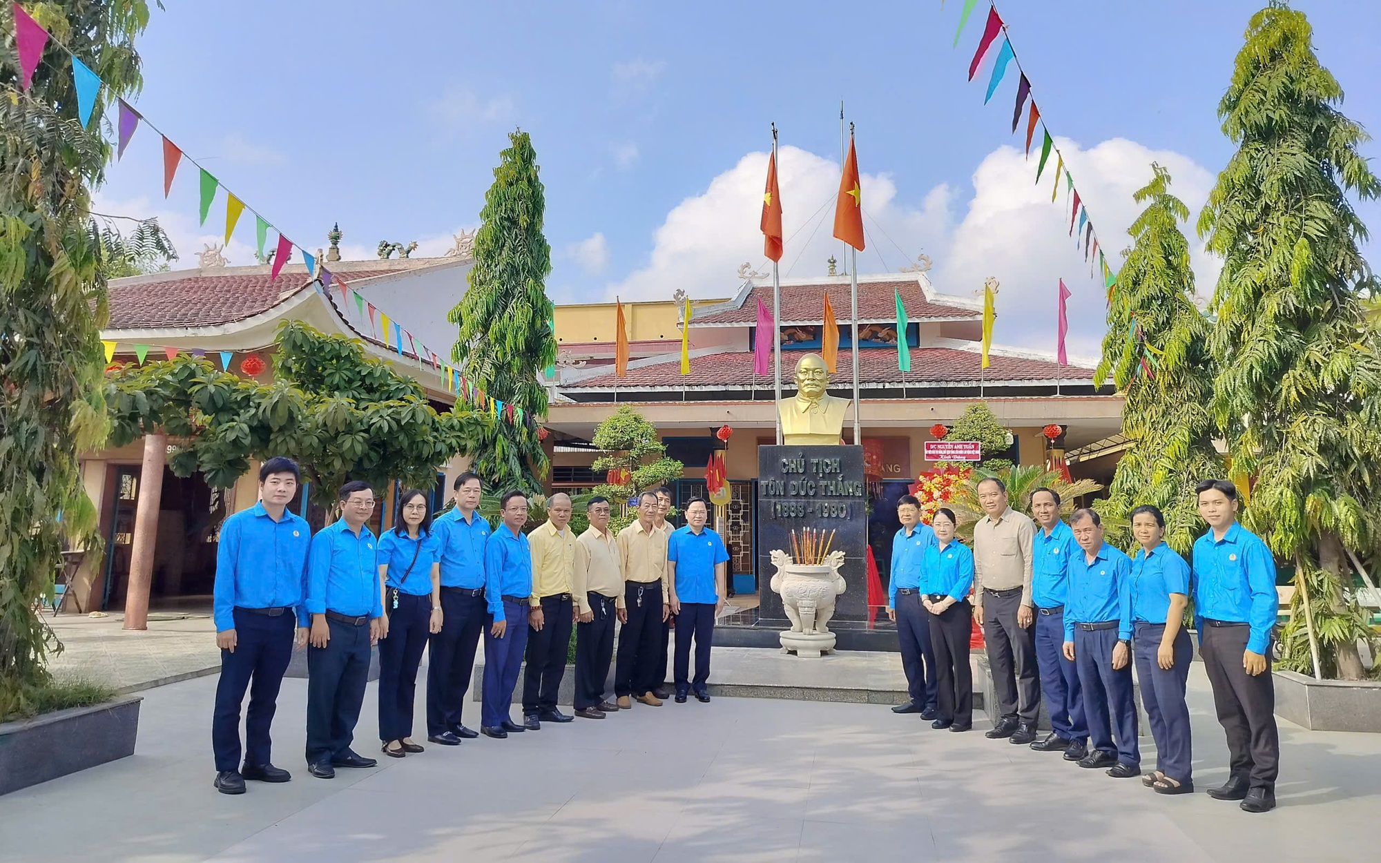 Lãnh đạo Tổng LĐLĐ Việt Nam dâng hương tưởng nhớ Chủ tịch Tôn Đức Thắng