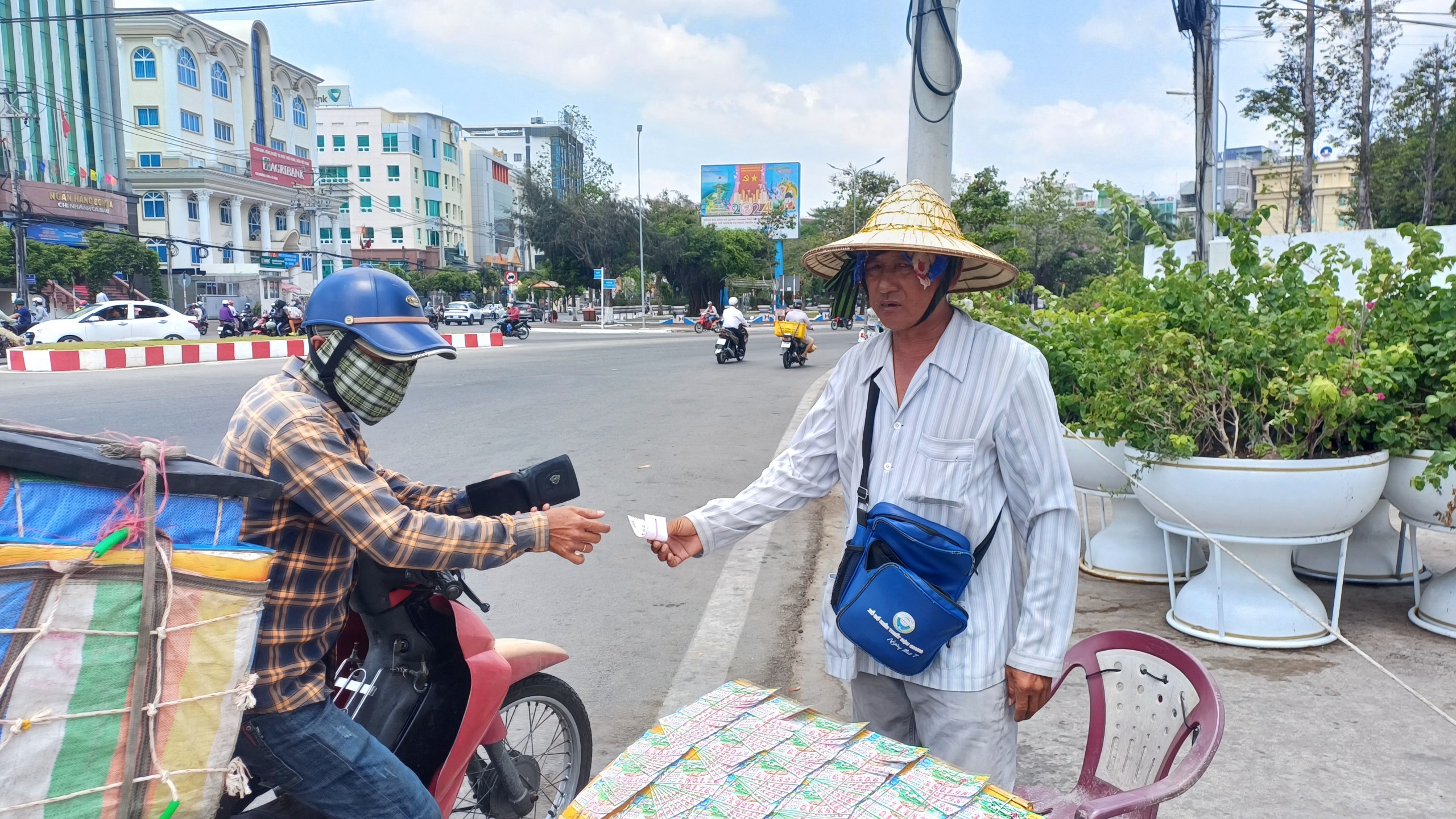 Mạnh tay chấn chỉnh thị trường vé số - Ảnh 1.
