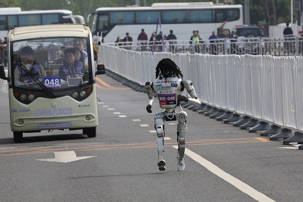 Robot chạy marathon: Đường đua th&agrave;nh s&acirc;n khấu h&agrave;i - Ảnh 5.