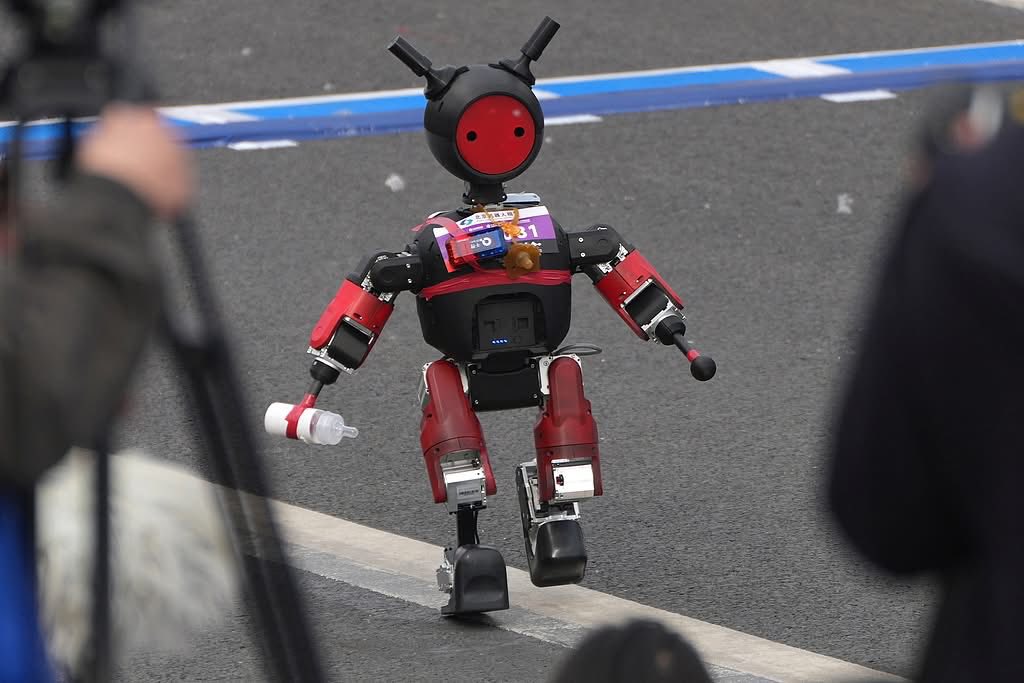 Robot chạy marathon: Đường đua th&agrave;nh s&acirc;n khấu h&agrave;i - Ảnh 2.