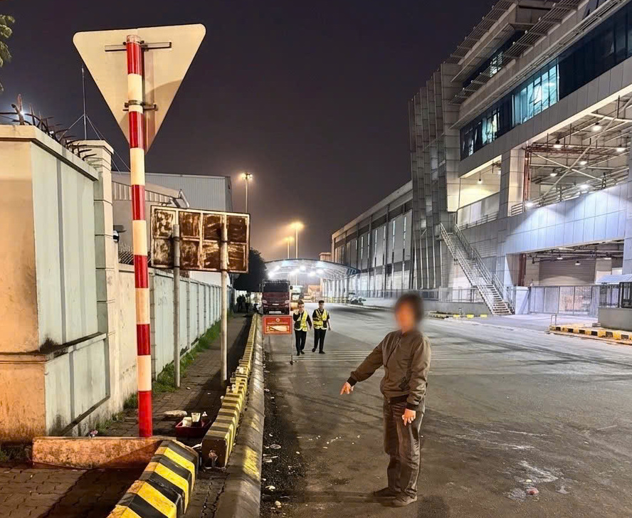 Khởi tố người b&aacute;n h&agrave;ng rong g&acirc;y rối tại khu vực s&acirc;n bay - Ảnh 1.