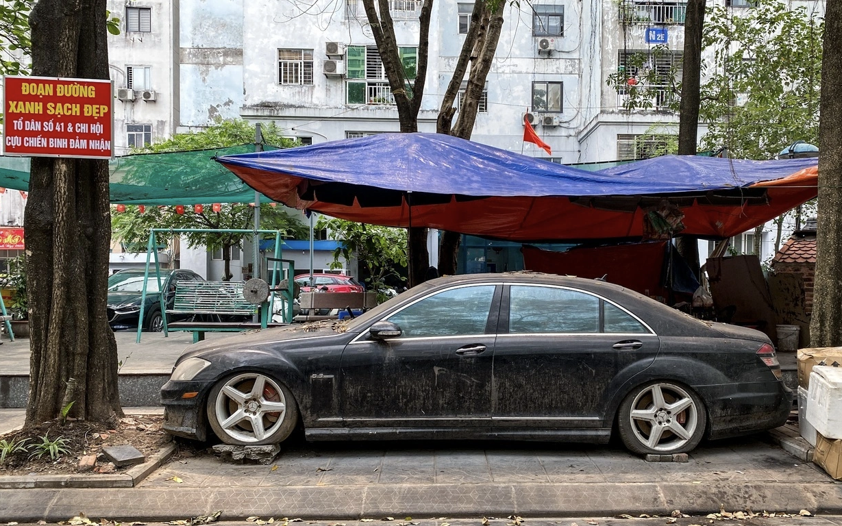 Bất ngờ nguồn gốc chiếc xe hạng sang Mercedes S63 bị "bỏ rơi" 10 năm trên vỉa hè
