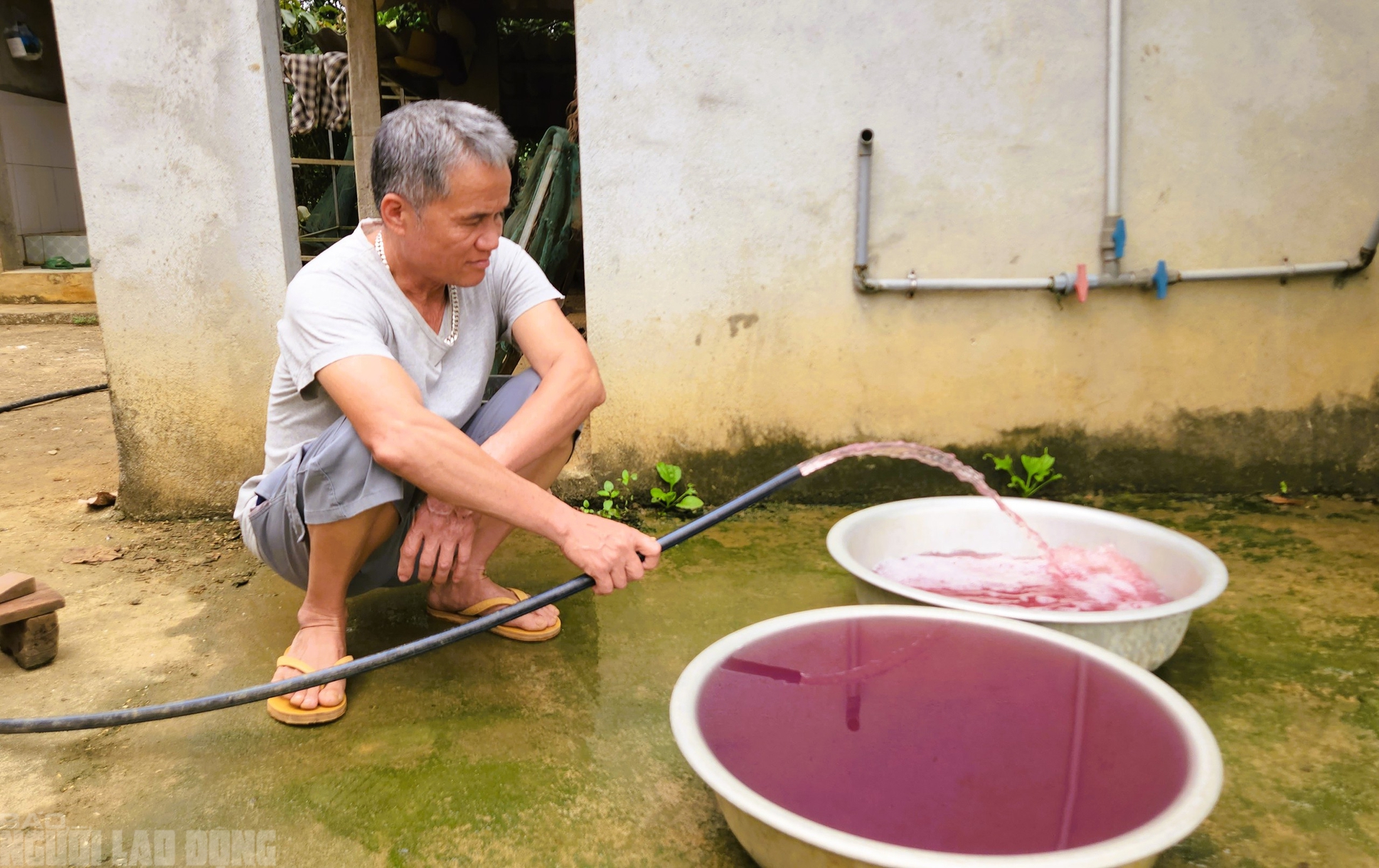 Nh&agrave; m&aacute;y xả thải khiến nước giếng khoan đổi m&agrave;u t&iacute;m bất thường bị tạm dừng hoạt động - Ảnh 1.