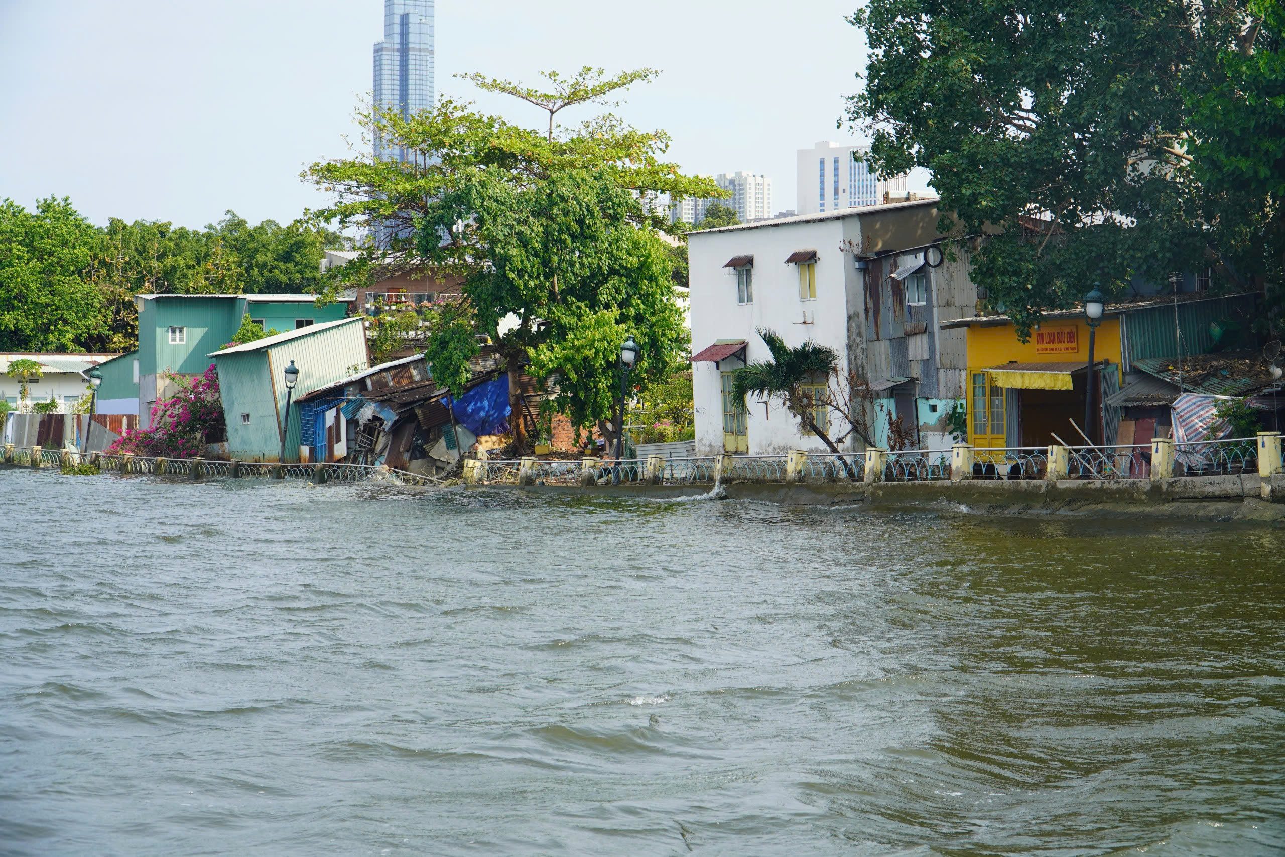 Ngăn sạt lở, giữ an to&agrave;n - Ảnh 1.