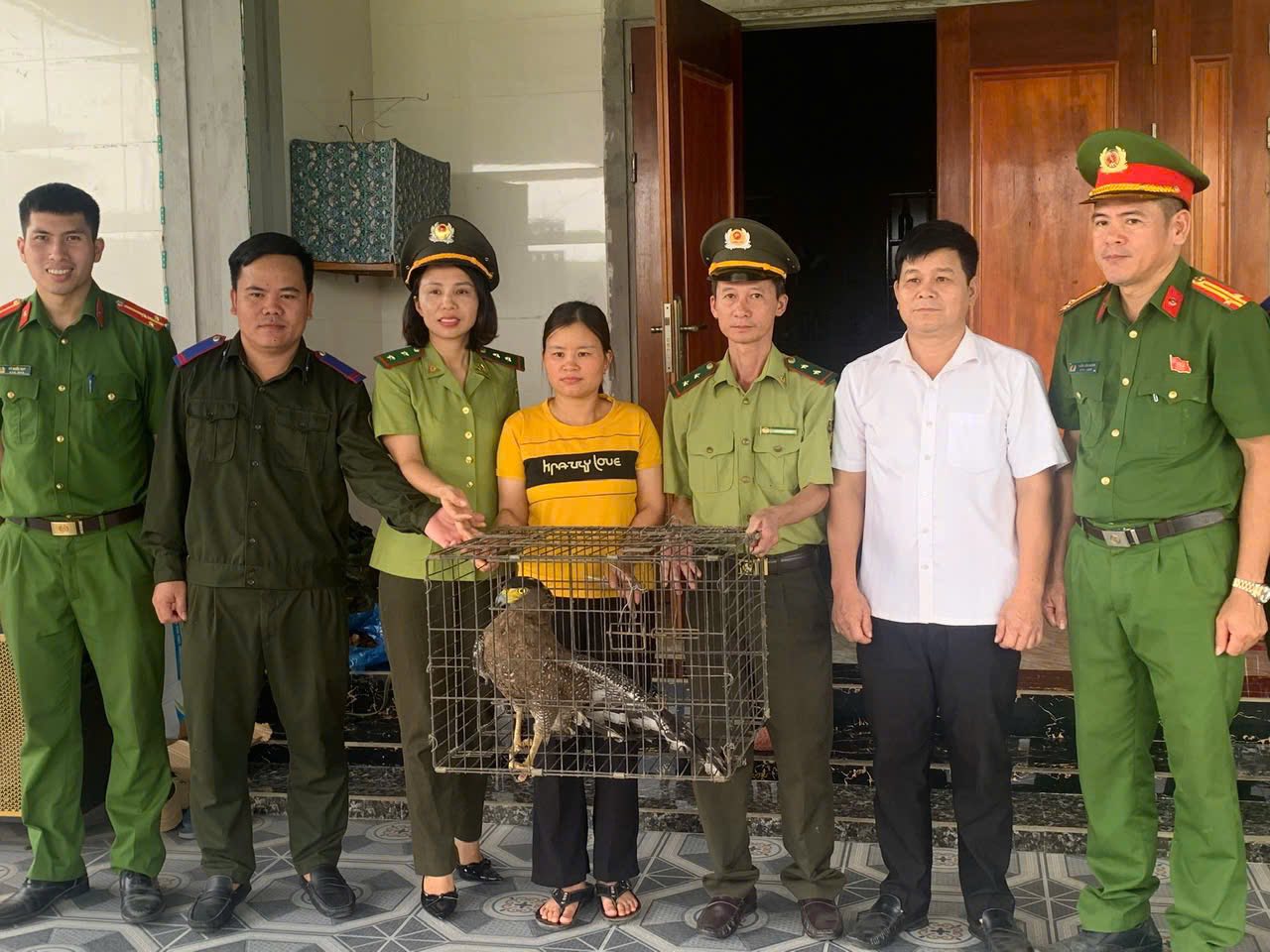 H&agrave; Tĩnh: Người d&acirc;n giao nộp hai c&aacute; thể động vật nguy cấp, qu&yacute; hiếm - Ảnh 1.