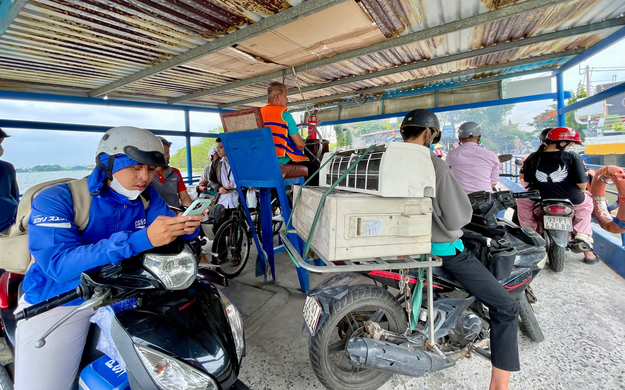 Khách đi phà Bình Quới, TPHCM vẫn "quên" áo phao 