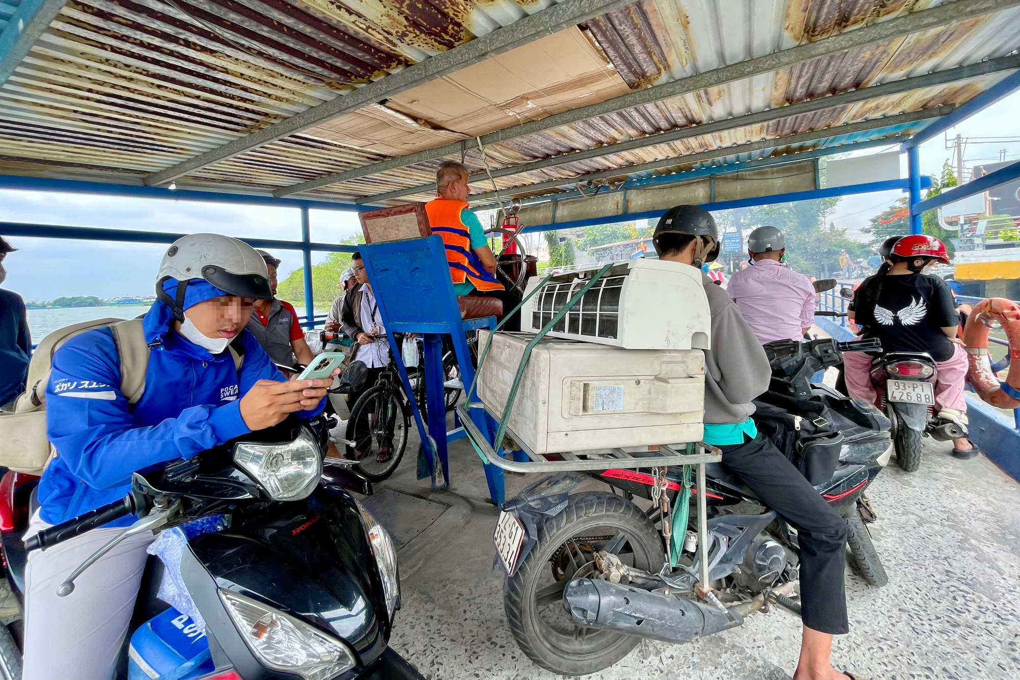 Nguy cơ lụy đ&ograve;: Kh&aacute;ch đi ph&agrave; B&igrave;nh Quới vẫn "qu&ecirc;n" &aacute;o phao TP HCM - Ảnh 1.