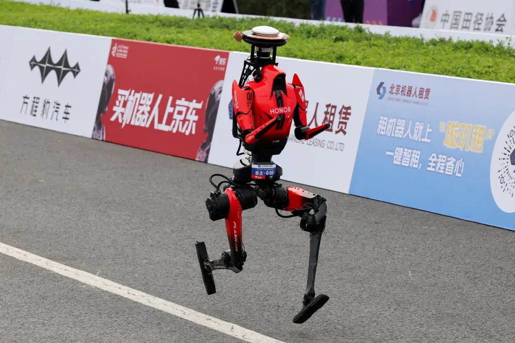 Robot chạy marathon: Đường đua th&agrave;nh s&acirc;n khấu h&agrave;i - Ảnh 1.