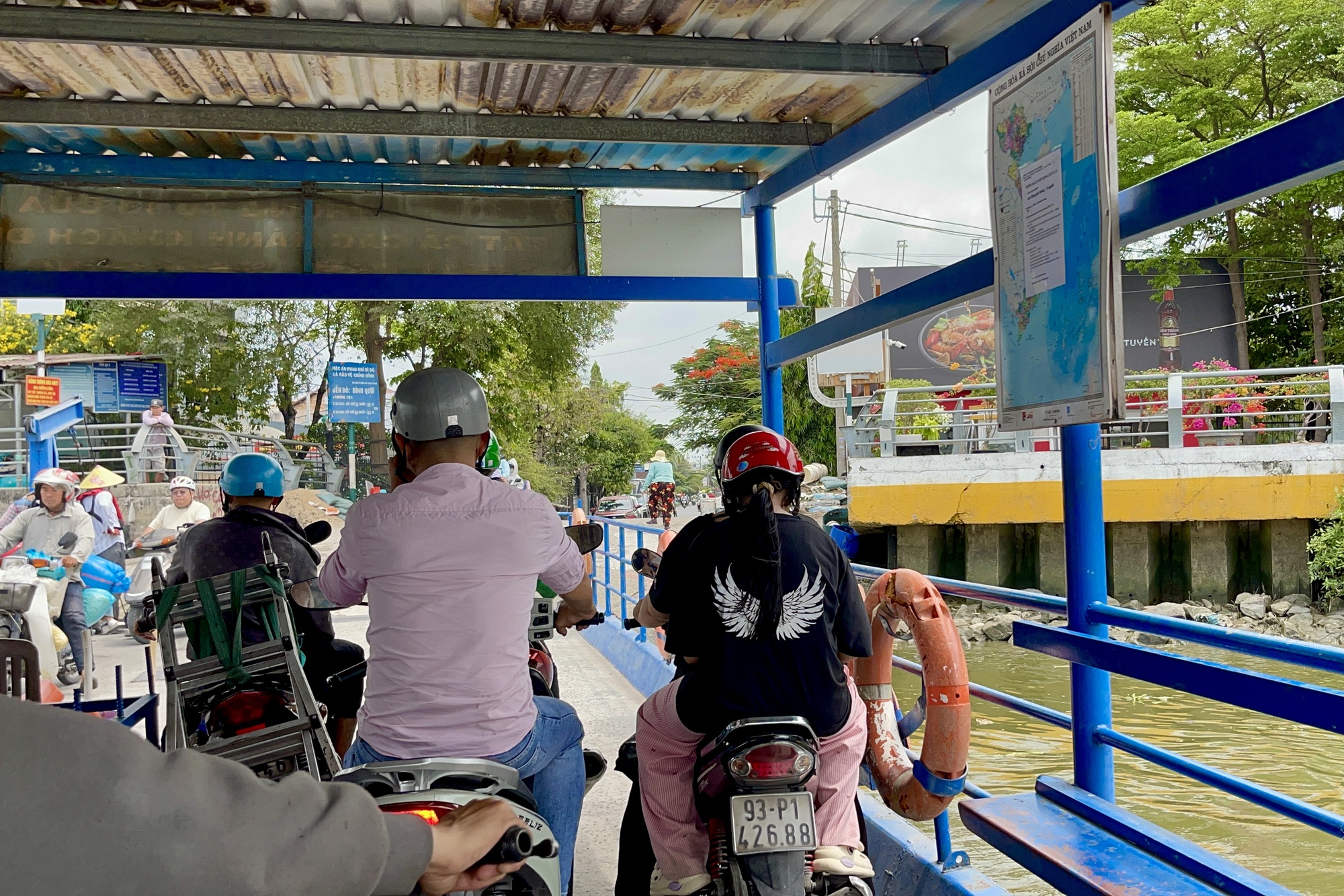 Nguy cơ lụy đ&ograve;: Kh&aacute;ch đi ph&agrave; B&igrave;nh Quới vẫn "qu&ecirc;n" &aacute;o phao TP HCM - Ảnh 4.
