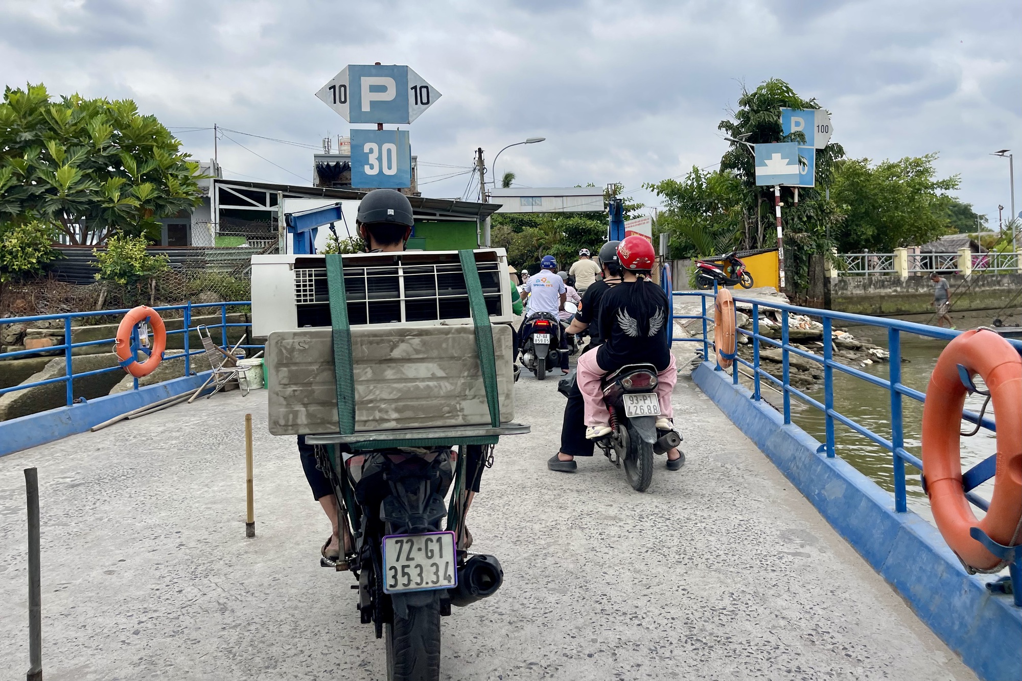 Nguy cơ lụy đ&ograve;: Kh&aacute;ch đi ph&agrave; B&igrave;nh Quới vẫn "qu&ecirc;n" &aacute;o phao TP HCM - Ảnh 2.