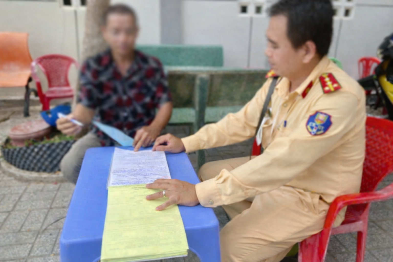 CSGT T&acirc;y Ninh xử l&yacute; người đ&agrave;n &ocirc;ng cự c&atilde;i sau va chạm giao th&ocirc;ng - Ảnh 2.