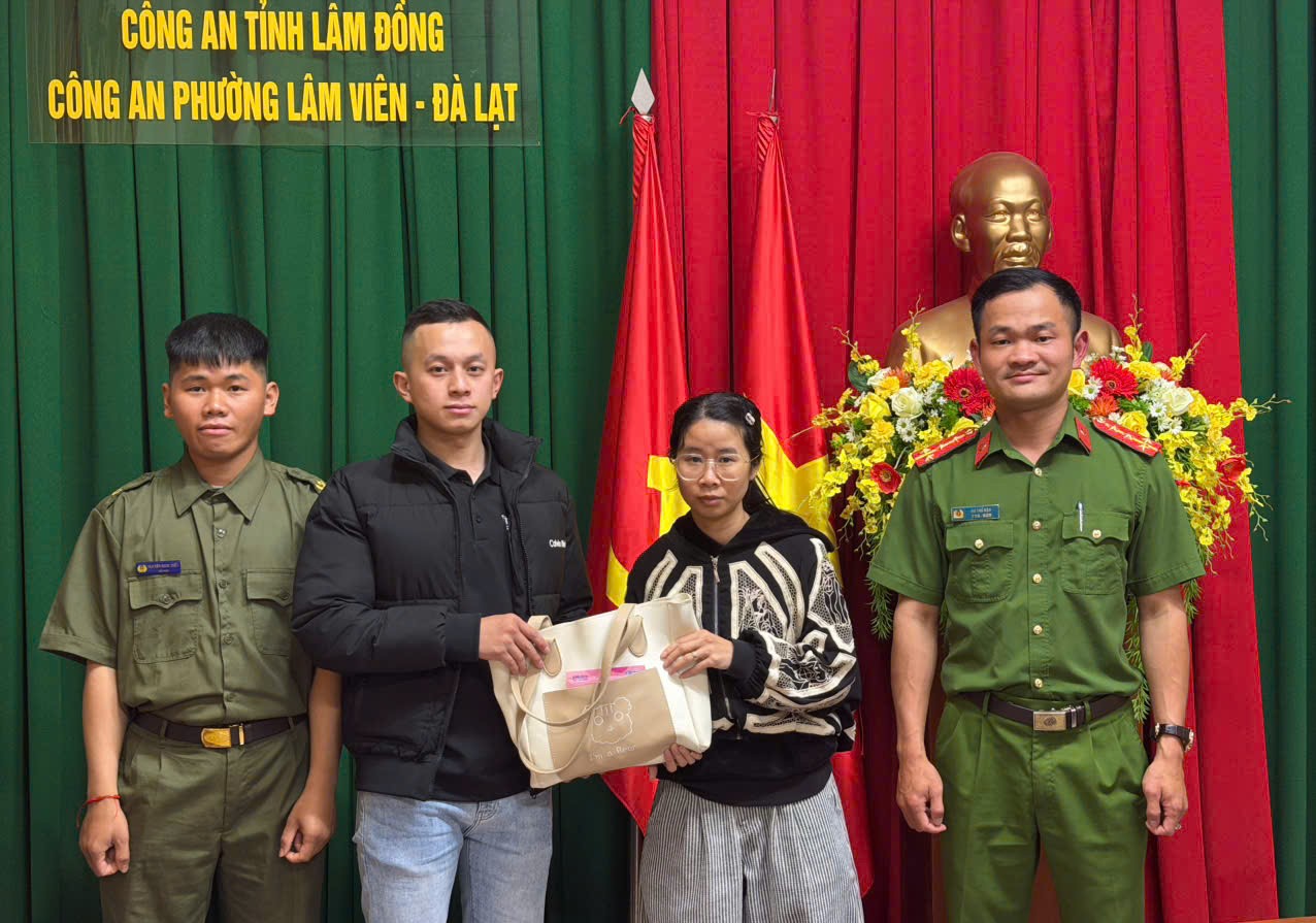 Thanh ni&ecirc;n ở Đ&agrave; Lạt đem t&uacute;i x&aacute;ch chứa số tiền lớn đến nộp c&ocirc;ng an - Ảnh 1.