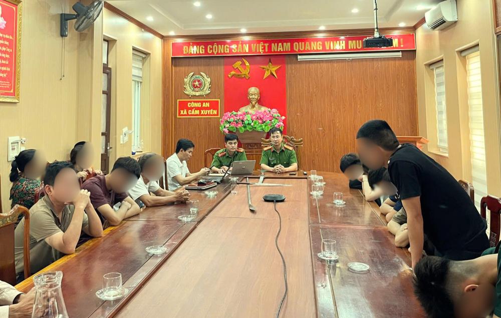 Ngăn chặn kịp thời nh&oacute;m thanh thiếu ni&ecirc;n chuẩn bị kiếm v&agrave; dao ph&oacute;ng lợn để đua xe tr&aacute;i ph&eacute;p - Ảnh 2.