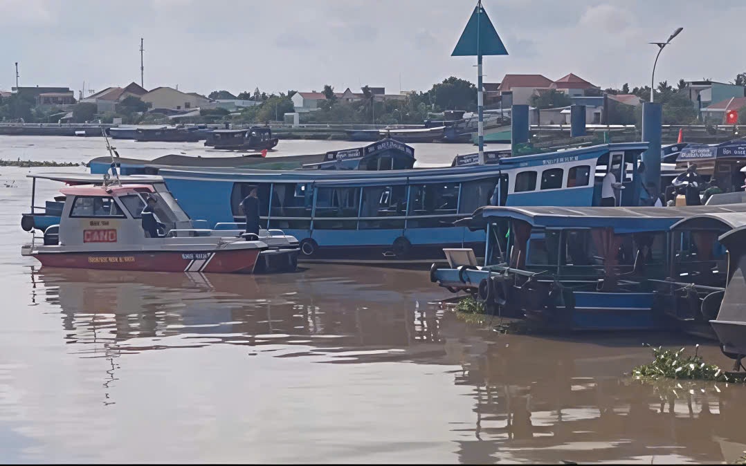 Tìm thấy thi thể 2 người rơi xuống sông sau tiệc sinh nhật trên tàu du lịch